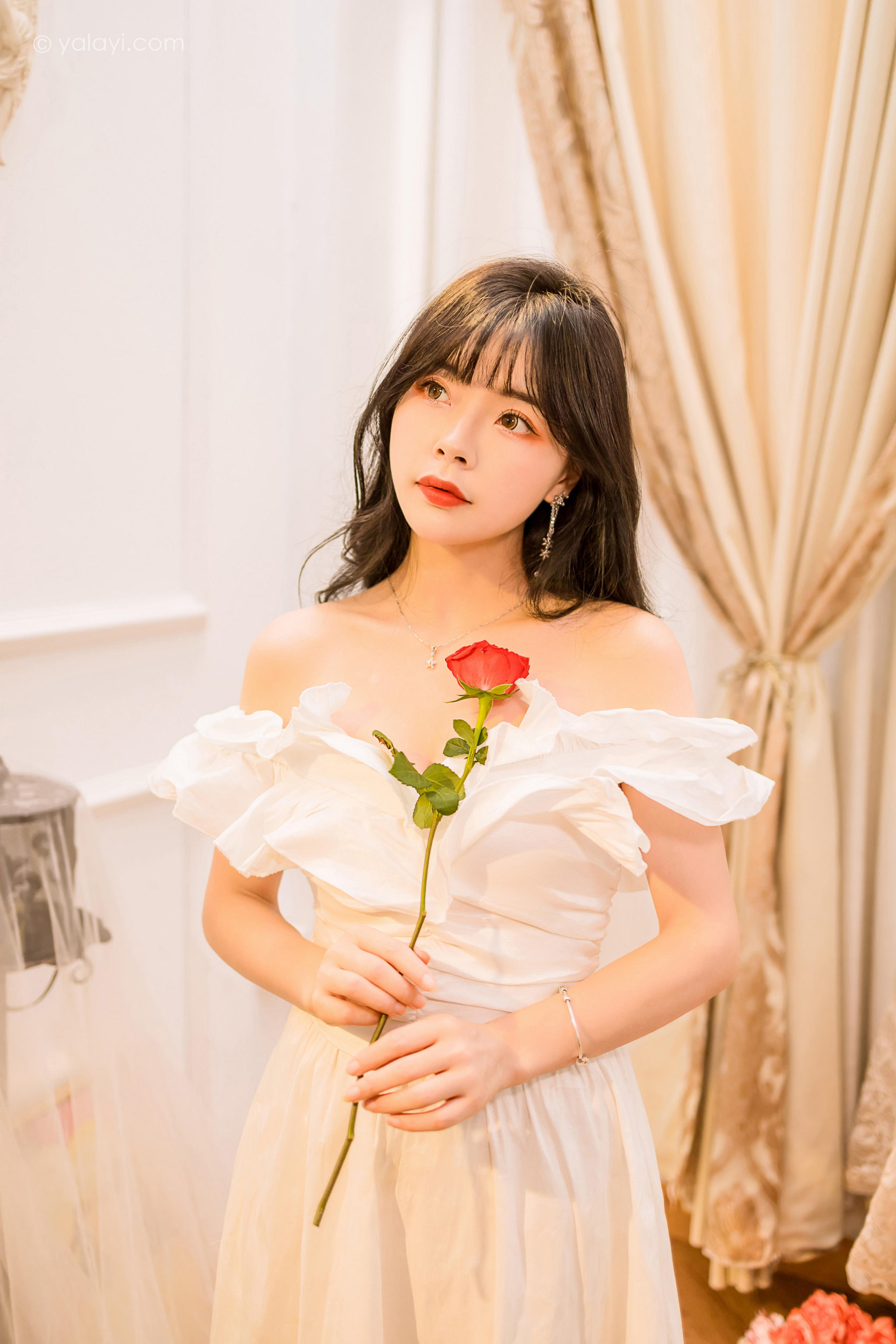 [YALAYI雅拉伊]2023.02.17 你是我的情人 程小蝶 白色抹胸连衣裙居家性感写真集第2张