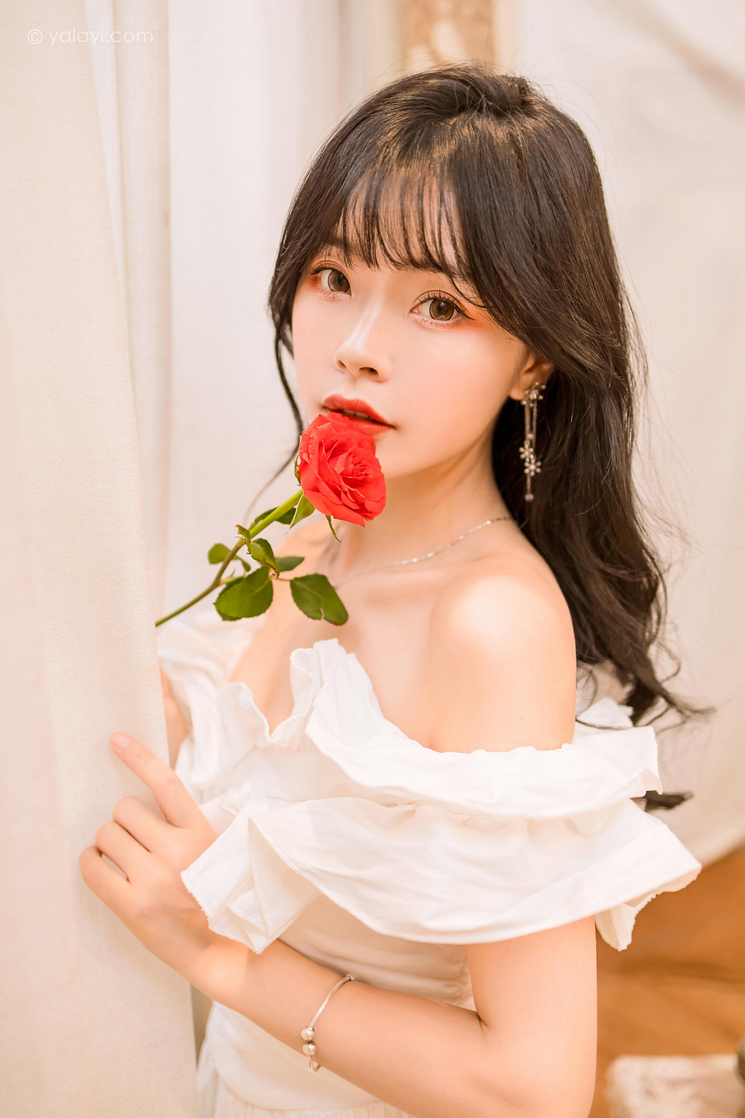 [YALAYI雅拉伊]2023.02.17 你是我的情人 程小蝶 白色抹胸连衣裙居家性感写真集第5张