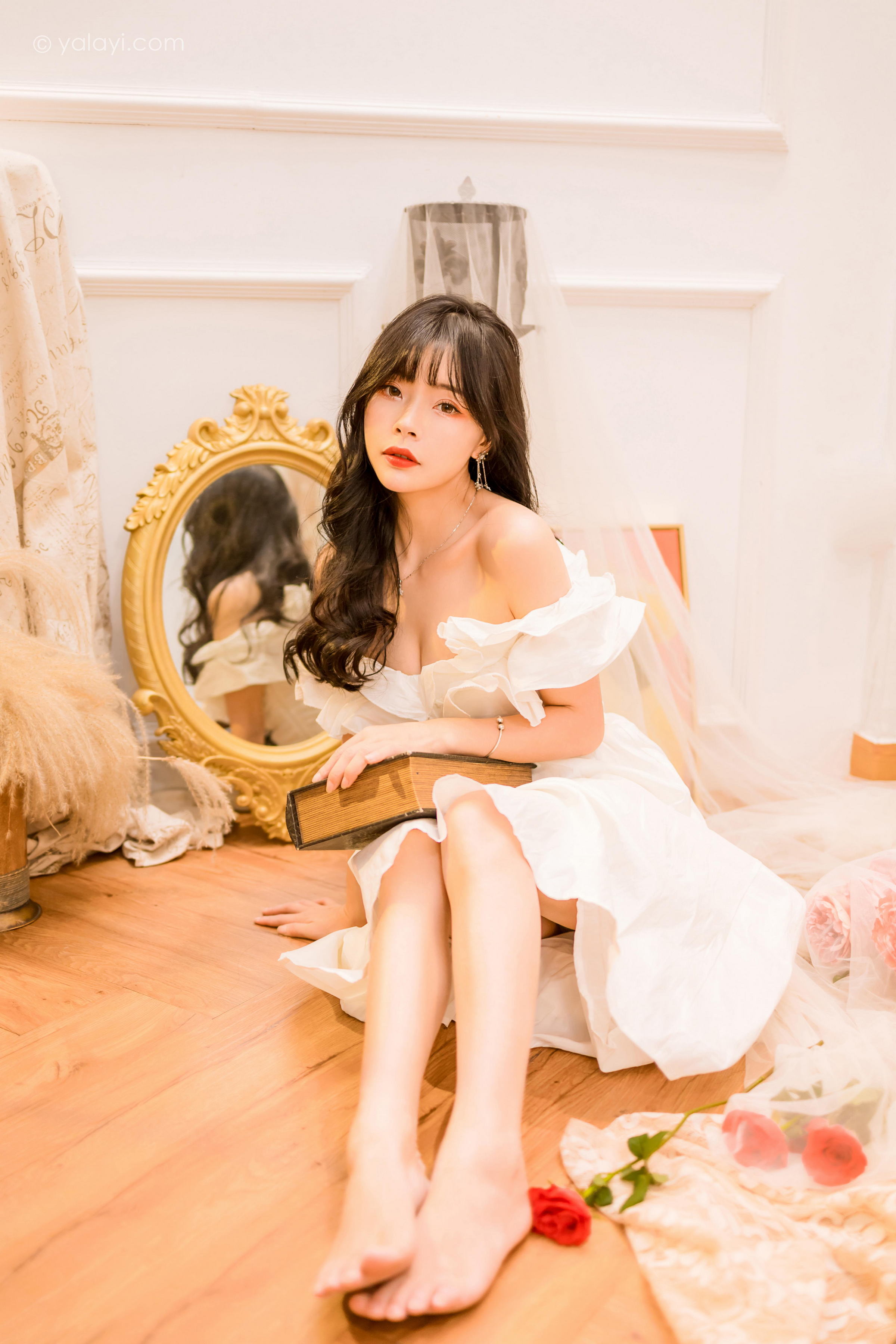 [YALAYI雅拉伊]2023.02.17 你是我的情人 程小蝶 白色抹胸连衣裙居家性感写真集第7张