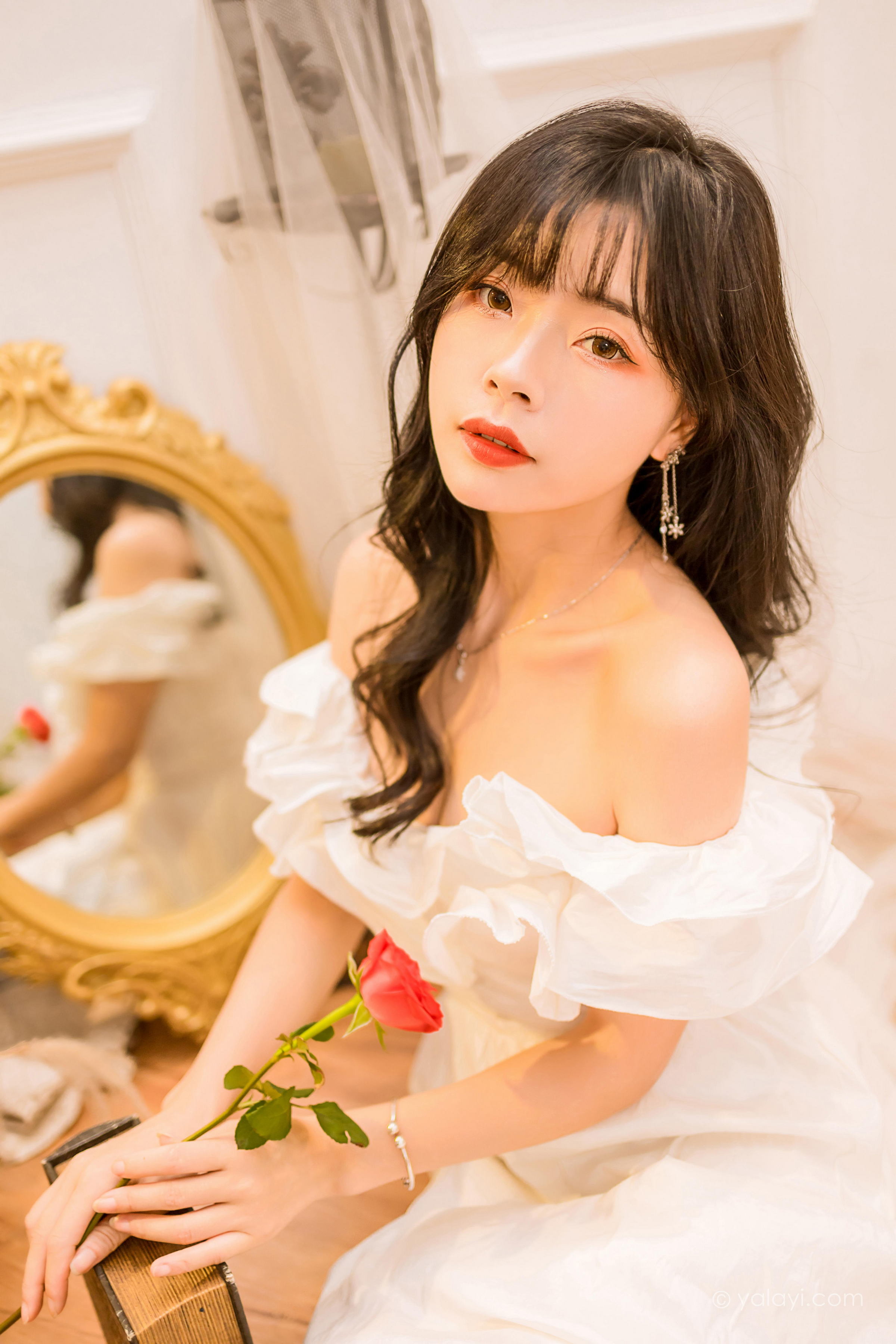 [YALAYI雅拉伊]2023.02.17 你是我的情人 程小蝶 白色抹胸连衣裙居家性感写真集第8张