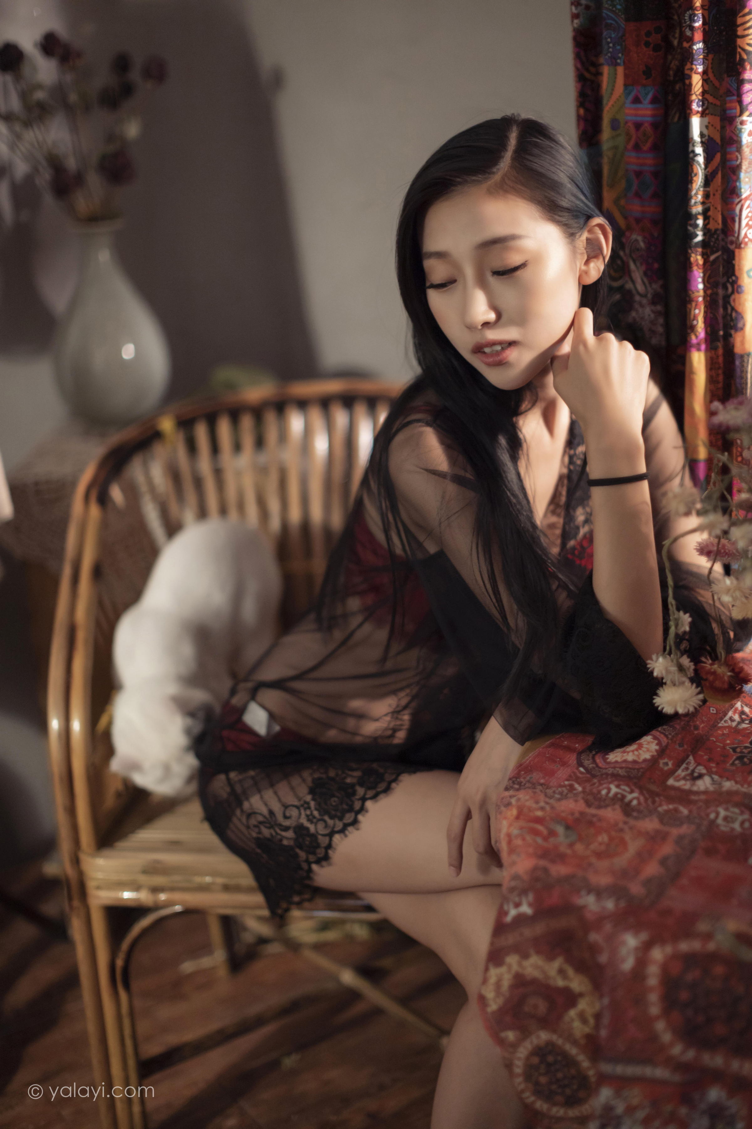 [YALAYI雅拉伊]2023.02.17 一抹红色 图雅 黑色透视睡衣加红色蕾丝内衣性感私房写真集第3张