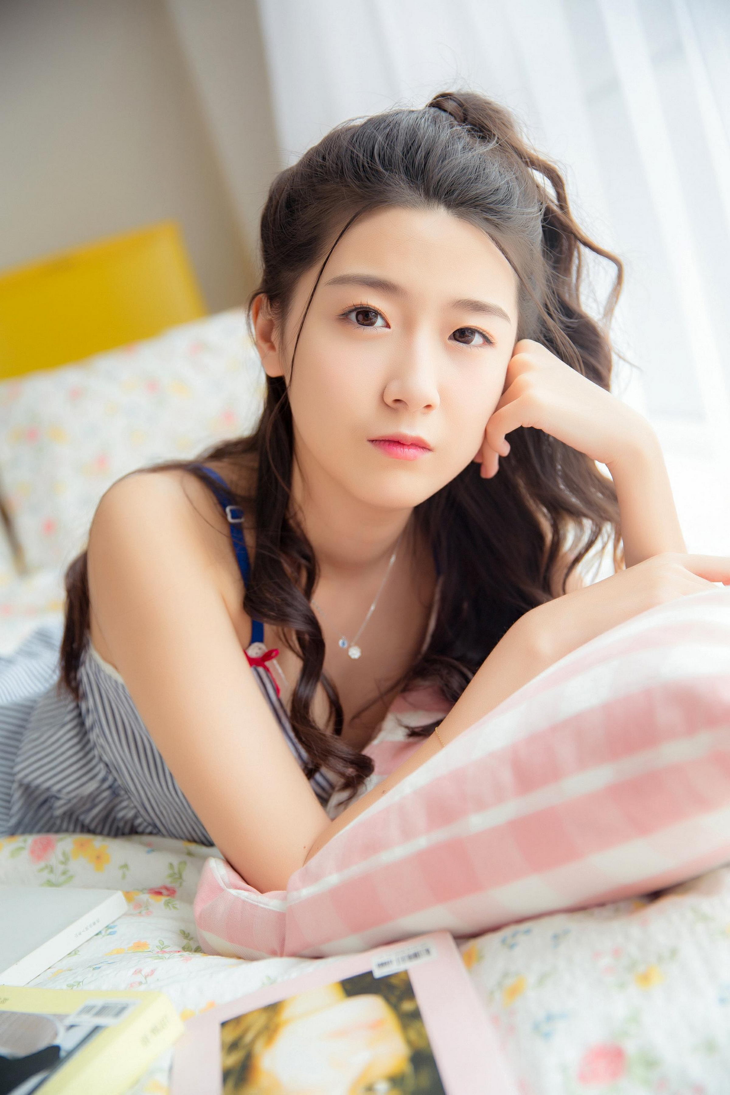 [YALAYI雅拉伊]2023.02.25 清纯小女友 灰色吊带睡衣裙居家私房写真集第2张