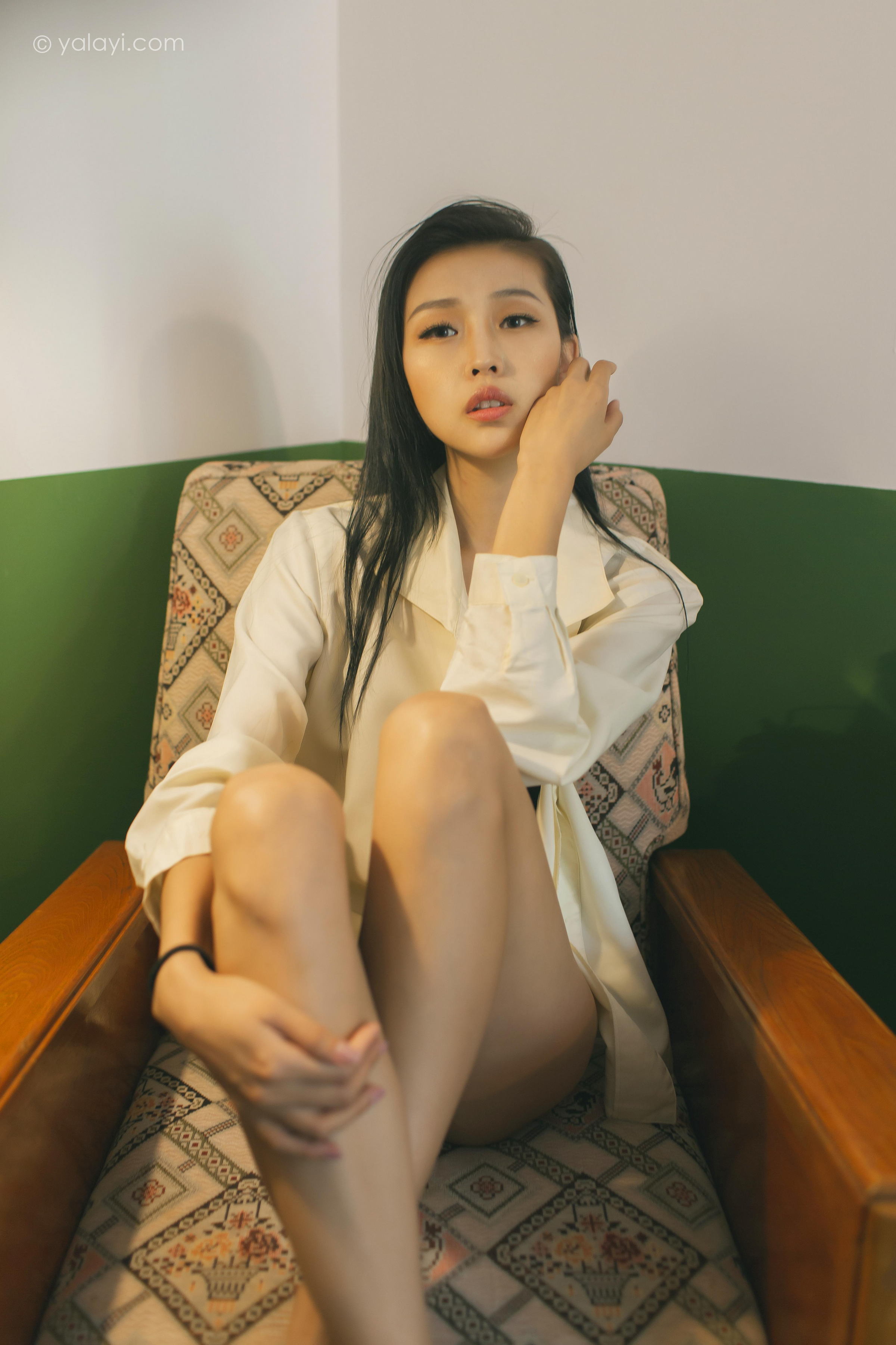 [YALAYI雅拉伊]2023.03.01 白衬衣女神 图雅 白色衬衫加黑色内衣性感私房写真集第7张