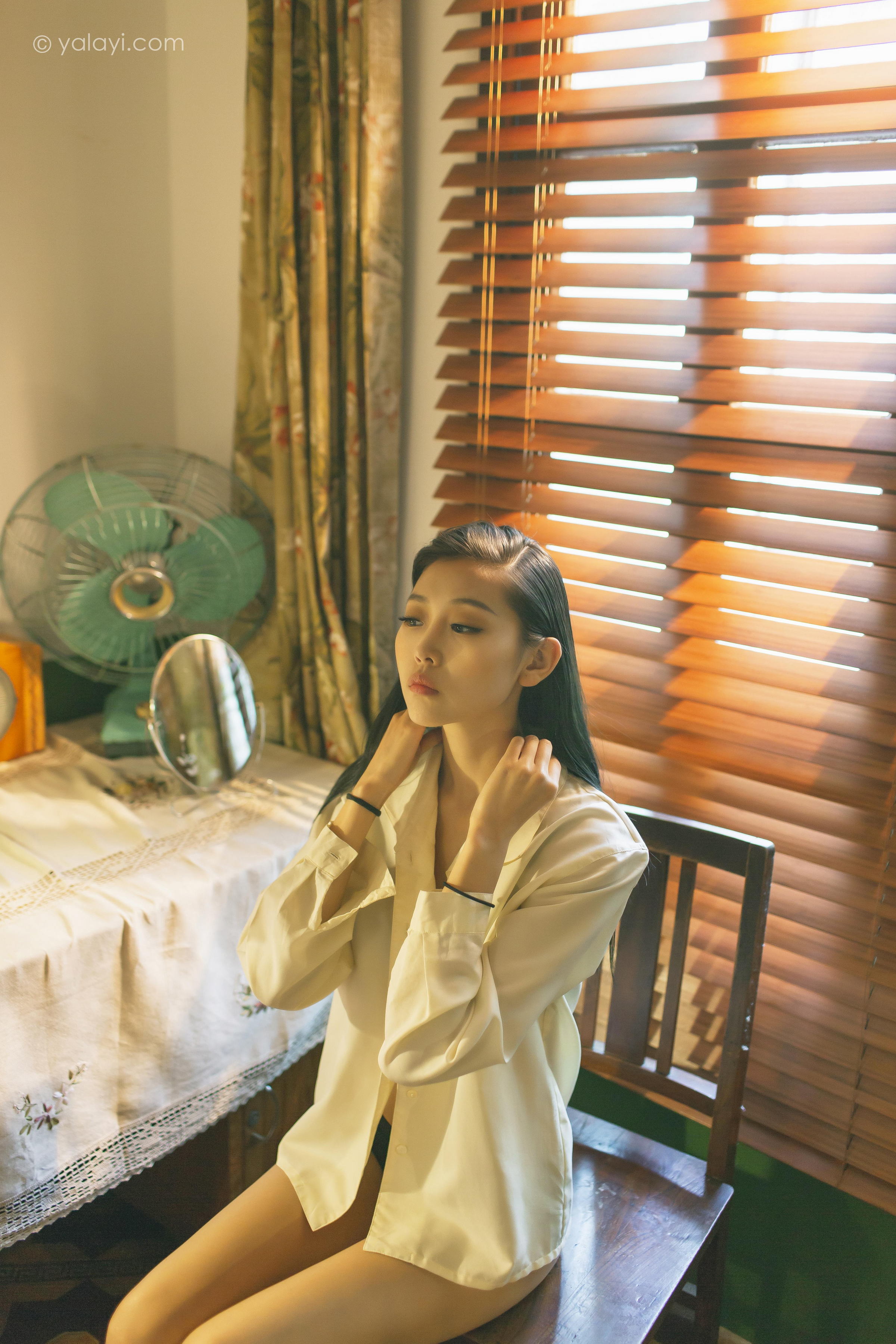 [YALAYI雅拉伊]2023.03.01 白衬衣女神 图雅 白色衬衫加黑色内衣性感私房写真集第14张