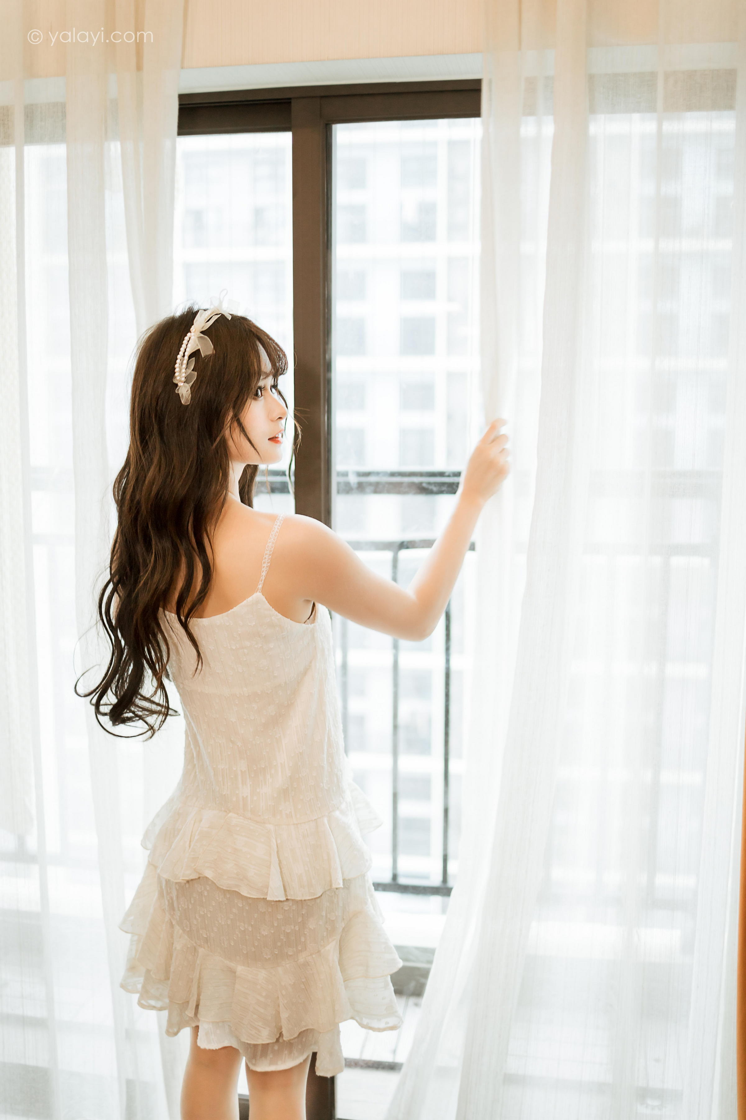 [YALAYI雅拉伊]2023.03.06 早安 小亭 白色吊带蕾丝睡衣裙加肉丝美腿性感私房写真集第10张