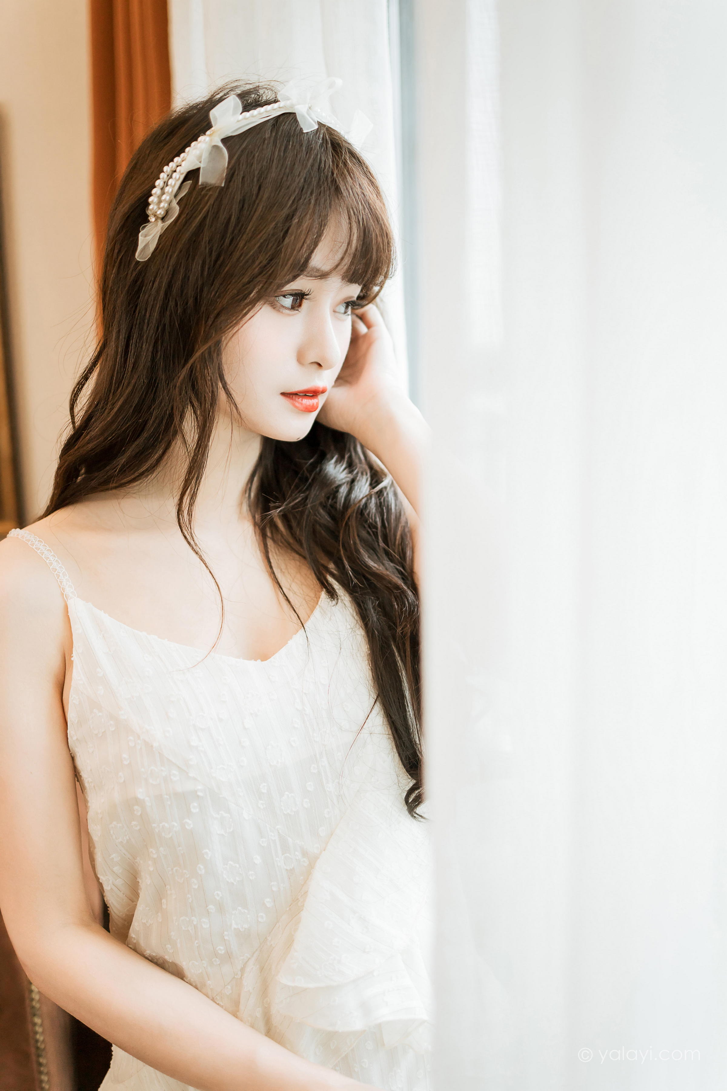 [YALAYI雅拉伊]2023.03.06 早安 小亭 白色吊带蕾丝睡衣裙加肉丝美腿性感私房写真集第15张