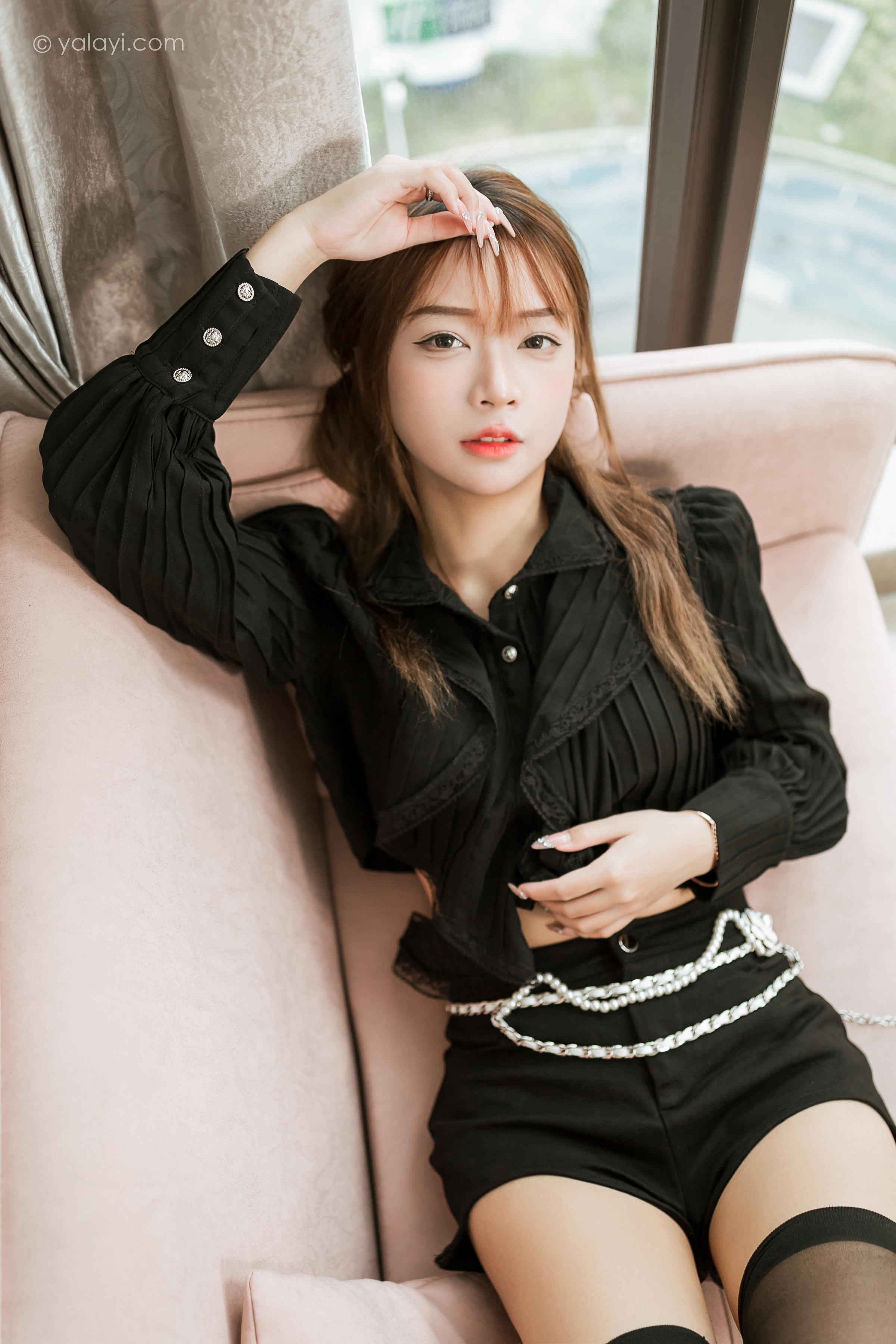 [YALAYI雅拉伊]2023.03.10 纯与欲 阿禾 黑色短裤加黑丝美腿性感私房写真集第9张
