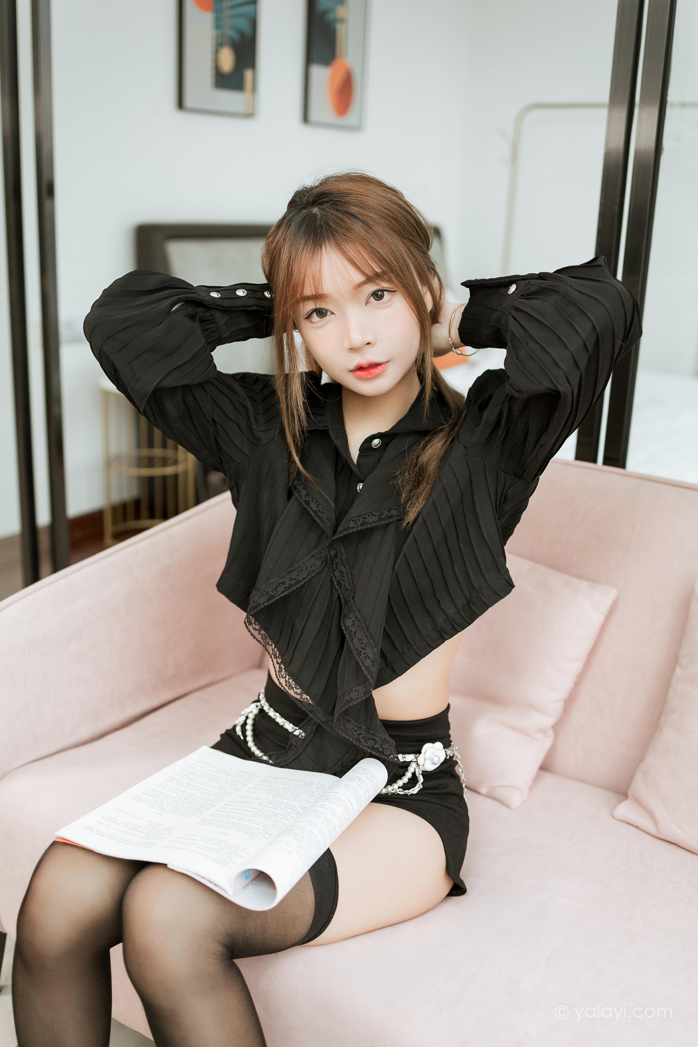 [YALAYI雅拉伊]2023.03.10 纯与欲 阿禾 黑色短裤加黑丝美腿性感私房写真集第15张