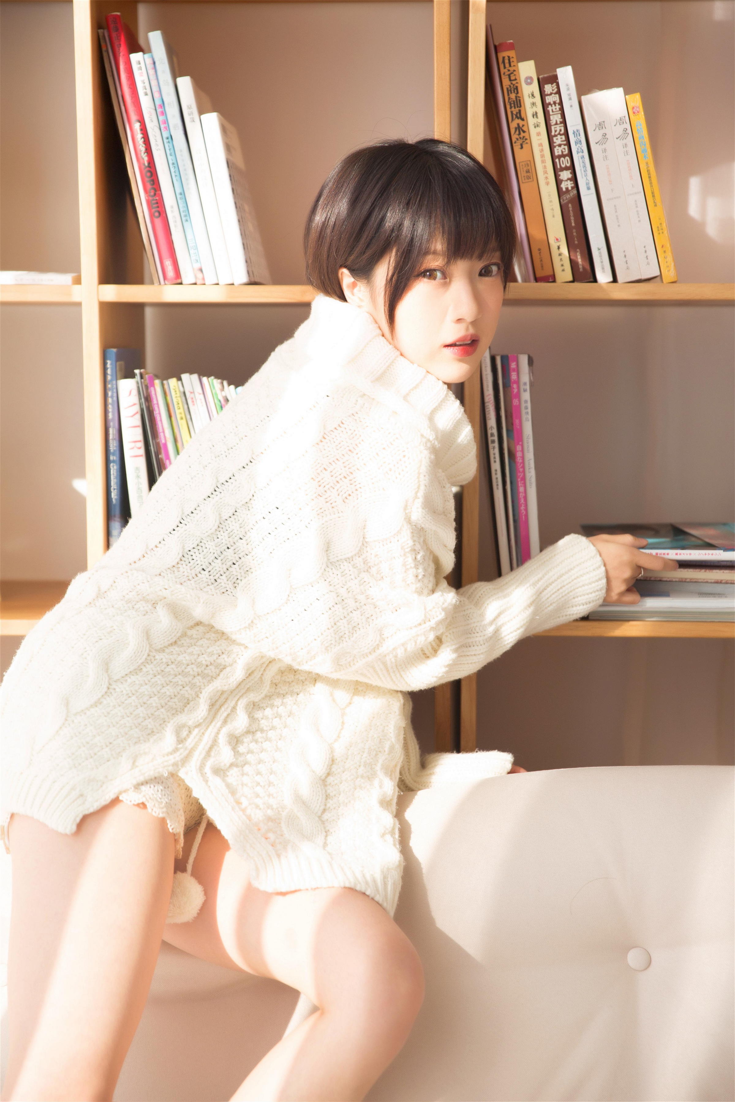 [YALAYI雅拉伊]2023.03.10 清新小女生 白色连身毛衣居家私房写真集第3张