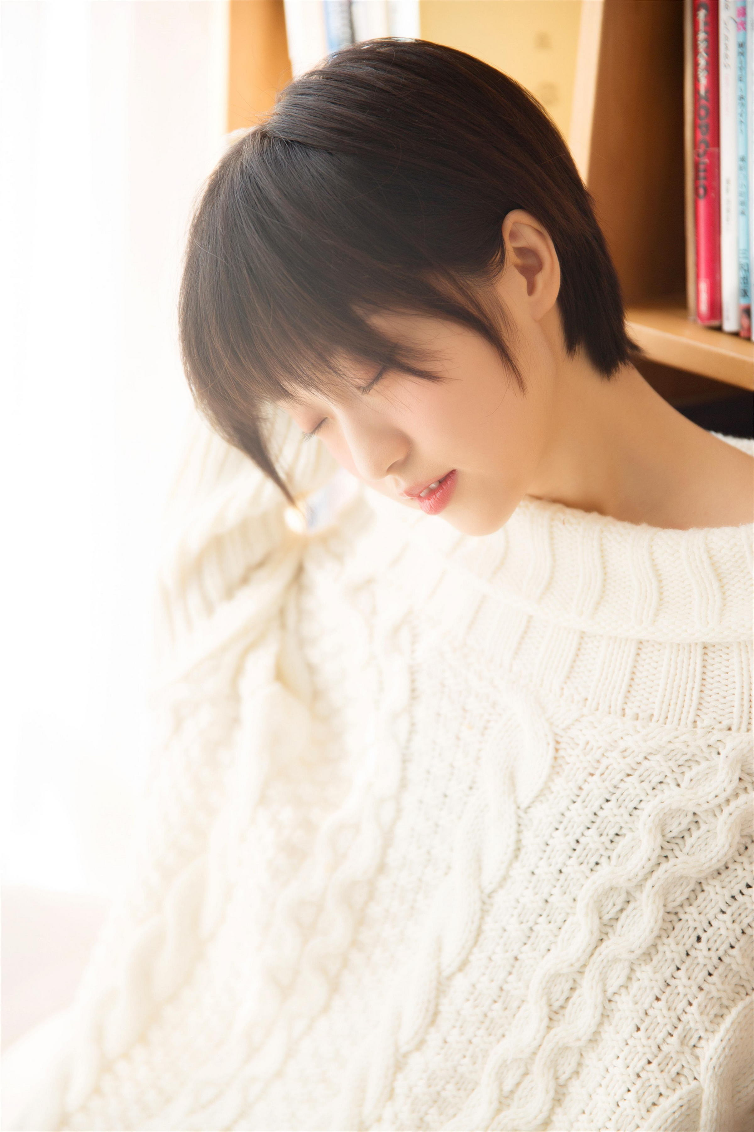 [YALAYI雅拉伊]2023.03.10 清新小女生 白色连身毛衣居家私房写真集第4张