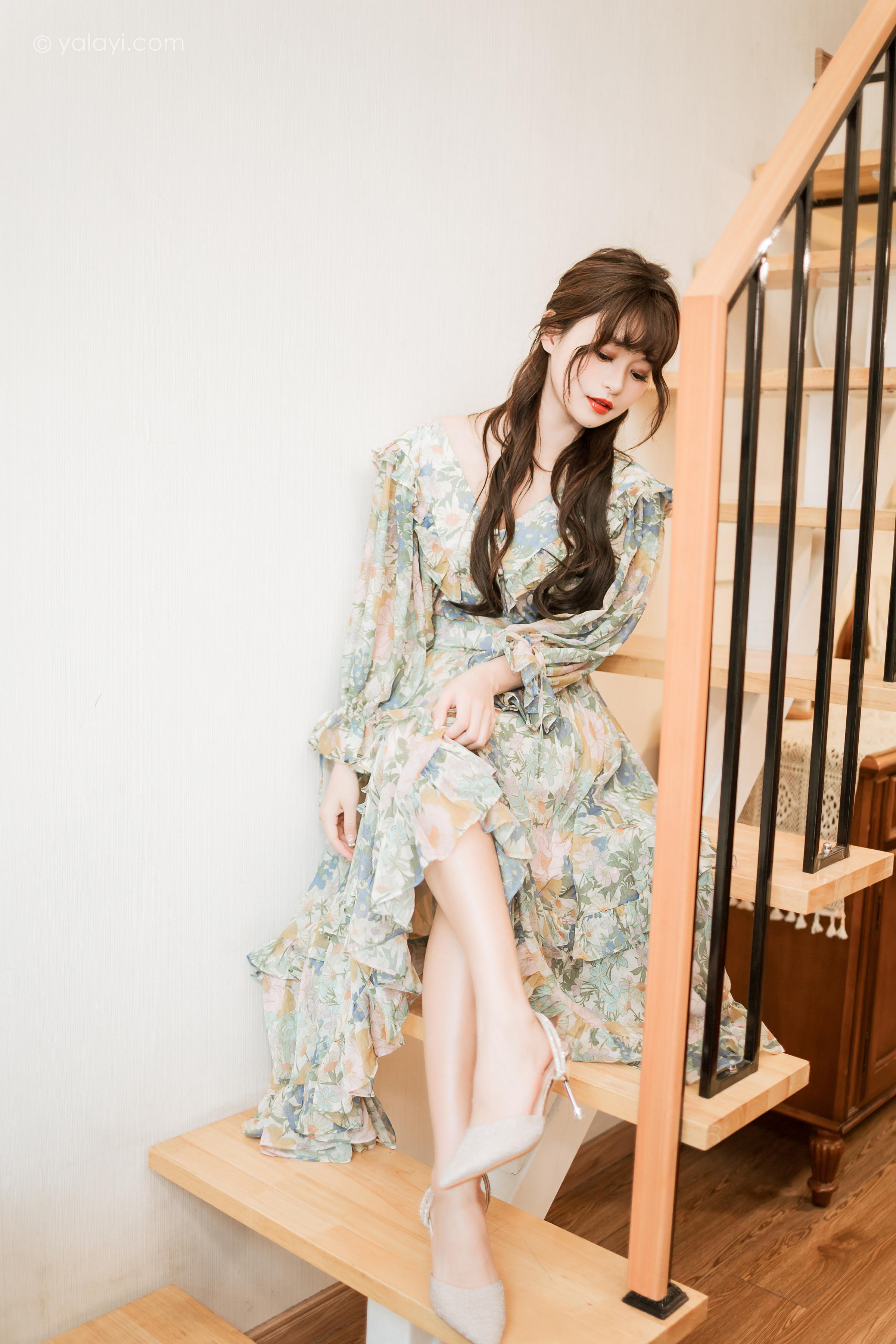 [YALAYI雅拉伊]2023.03.20 碎花裙少女 小亭 灰色碎花连衣裙居家清纯写真集第6张