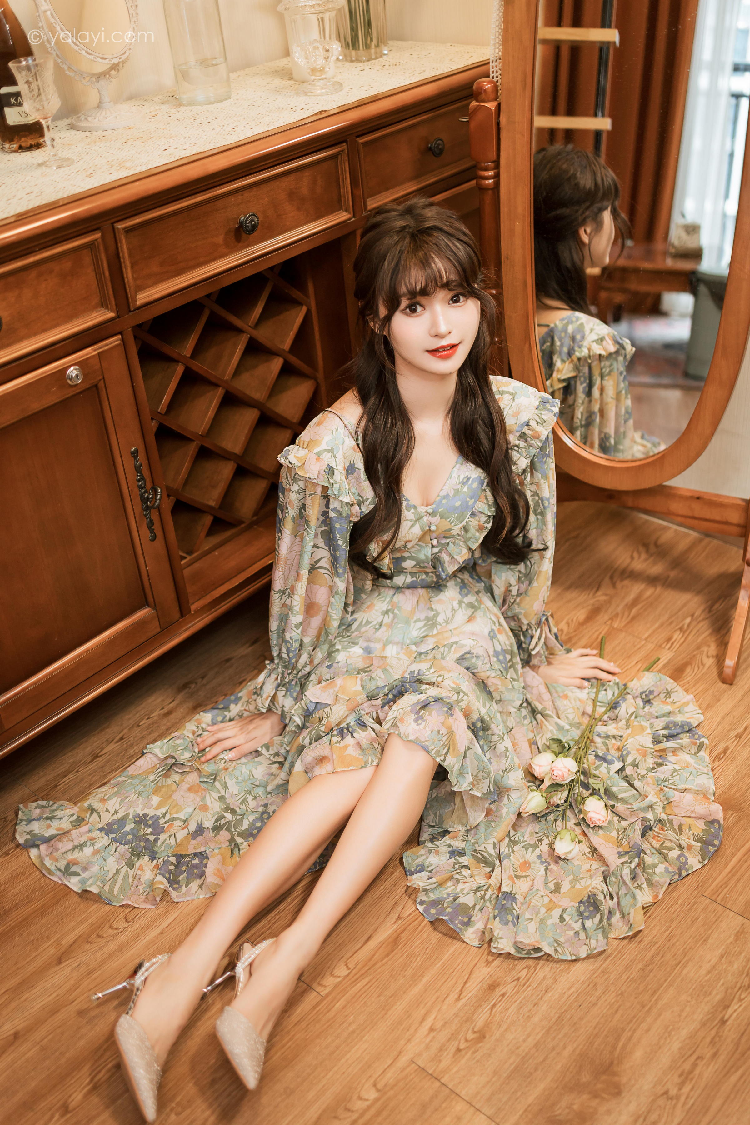 [YALAYI雅拉伊]2023.03.20 碎花裙少女 小亭 灰色碎花连衣裙居家清纯写真集第10张