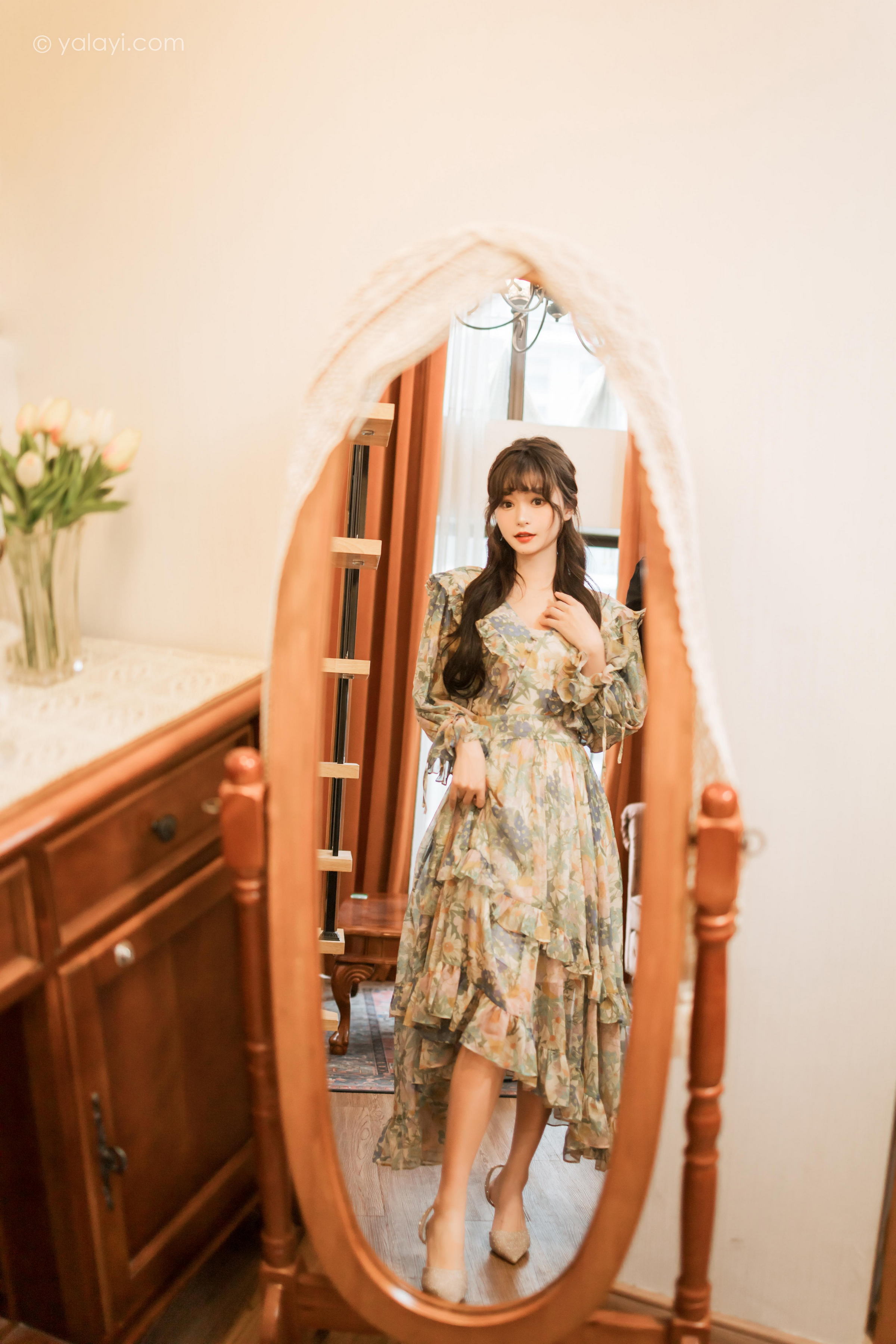 [YALAYI雅拉伊]2023.03.20 碎花裙少女 小亭 灰色碎花连衣裙居家清纯写真集第10张