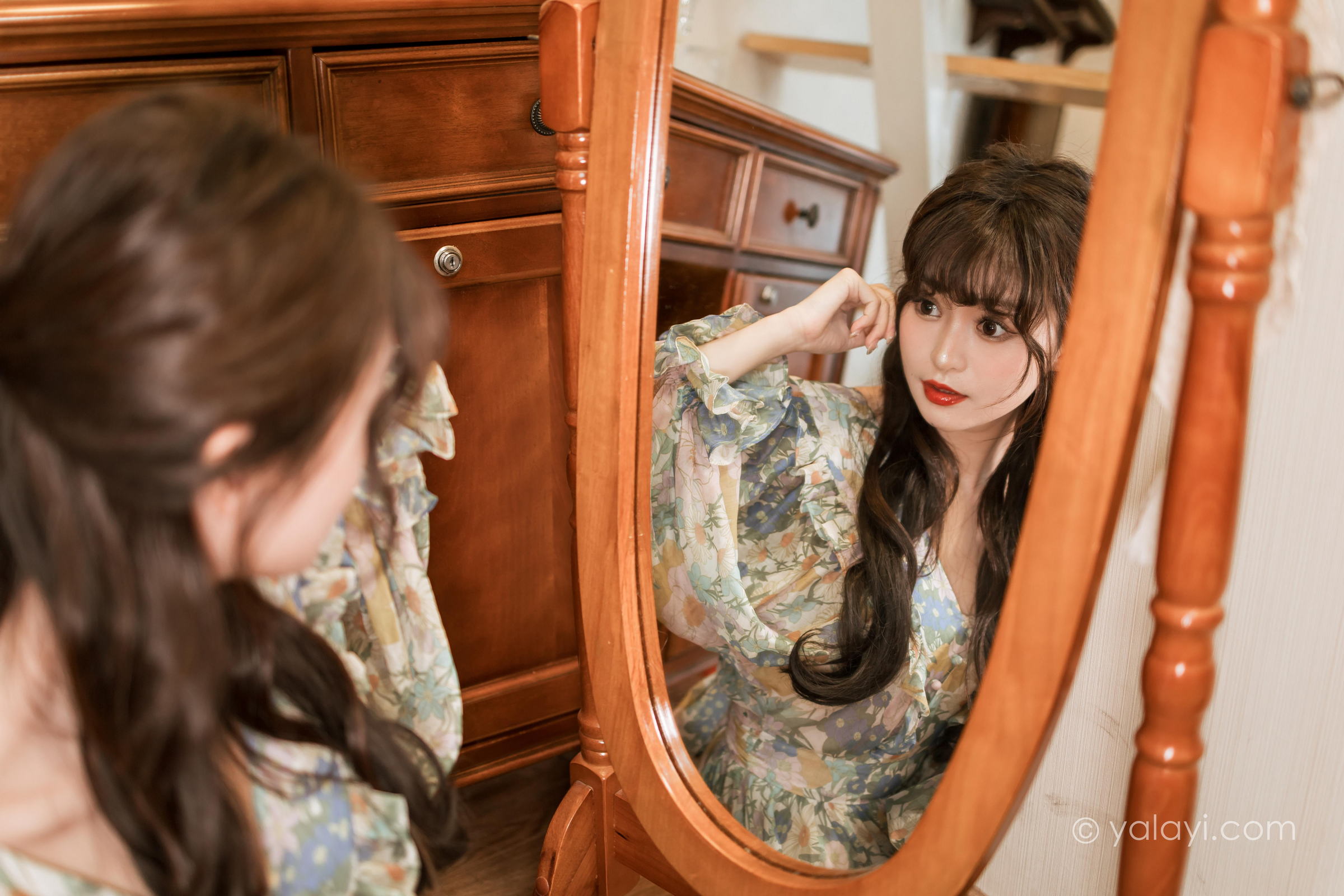 [YALAYI雅拉伊]2023.03.20 碎花裙少女 小亭 灰色碎花连衣裙居家清纯写真集第12张