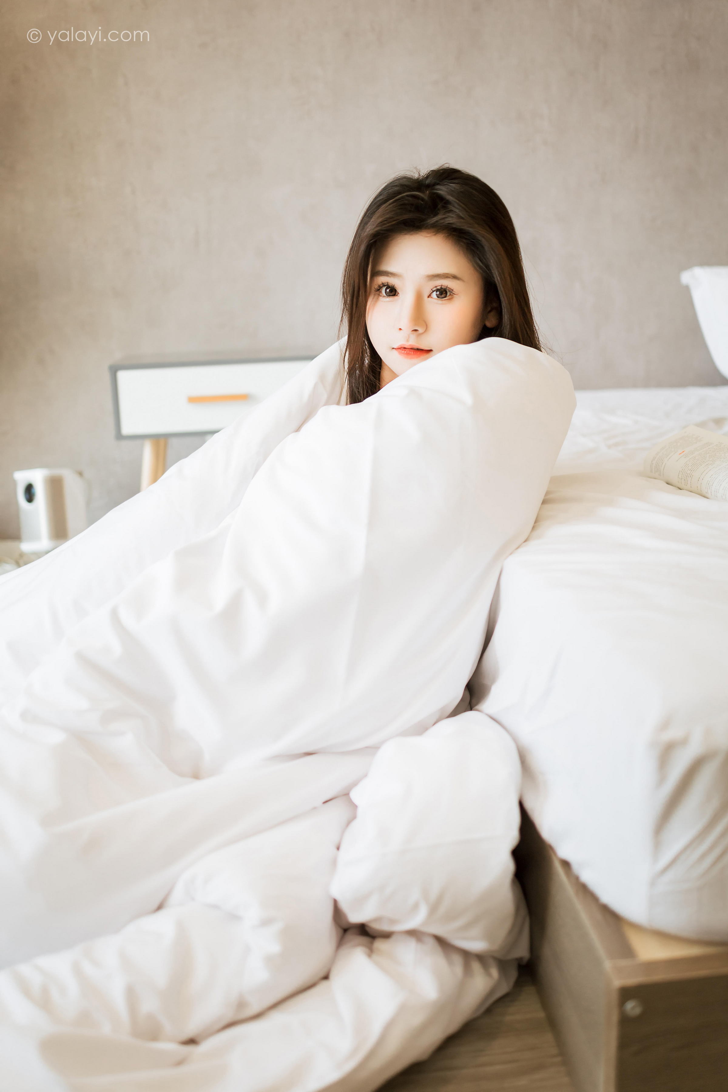 [YALAYI雅拉伊]2023.03.27 超甜小日常 若婷 白色衬衫与吊带背心加短裤清纯写真集第10张