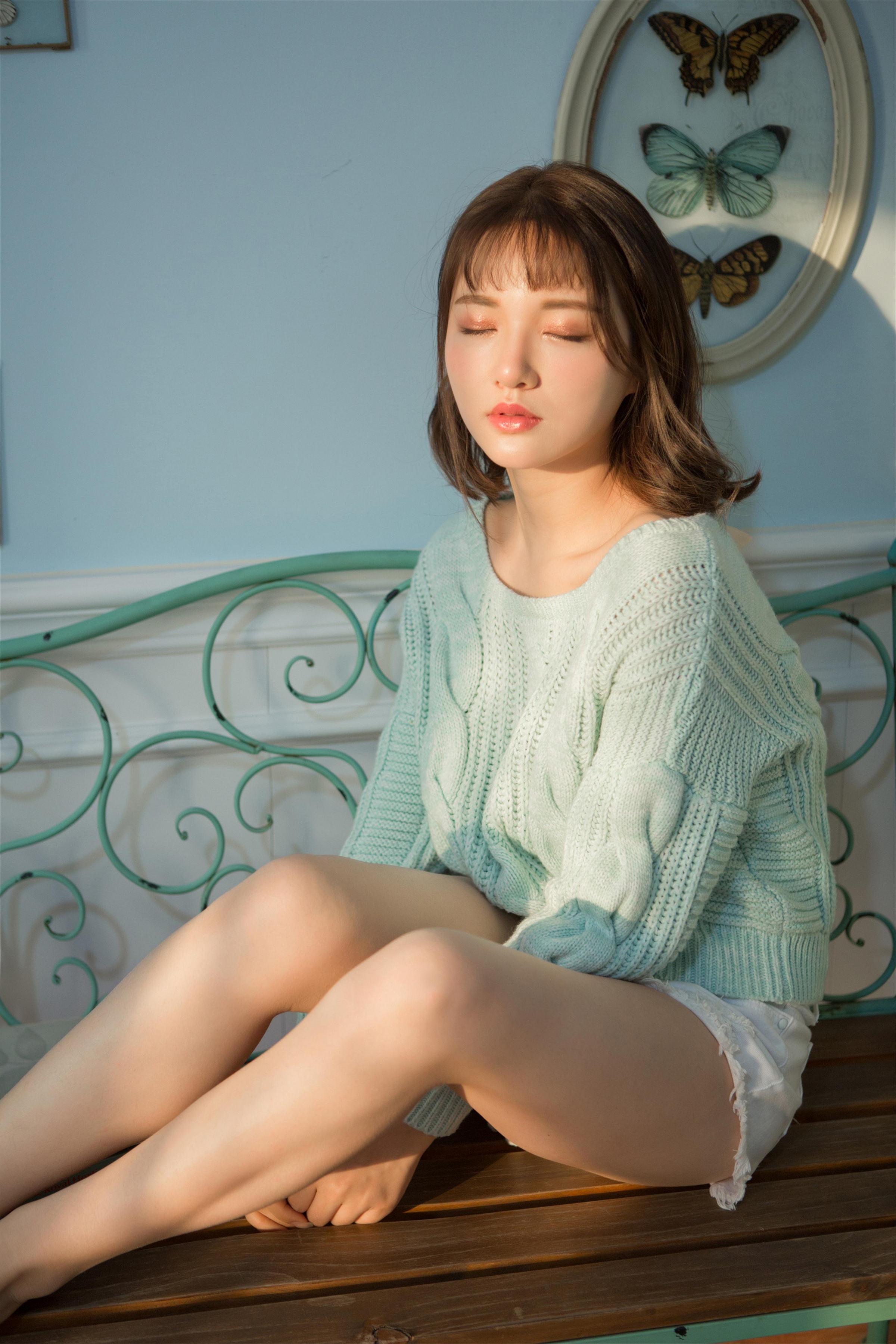 [YALAYI雅拉伊]2023.04.05 时光如沙 清纯少女镂空毛衣加白色短裤居家私房写真集第1张