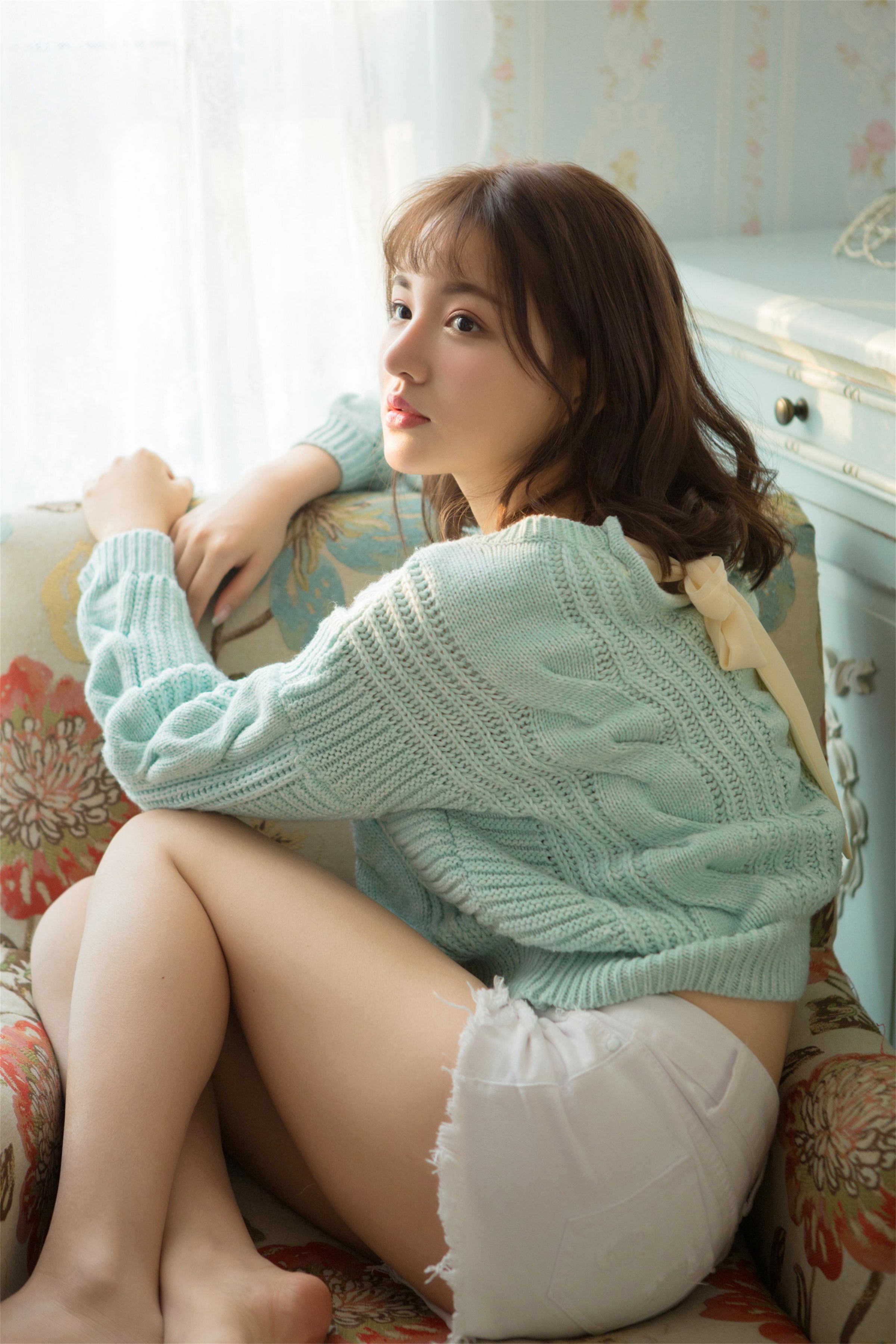 [YALAYI雅拉伊]2023.04.05 时光如沙 清纯少女镂空毛衣加白色短裤居家私房写真集第4张