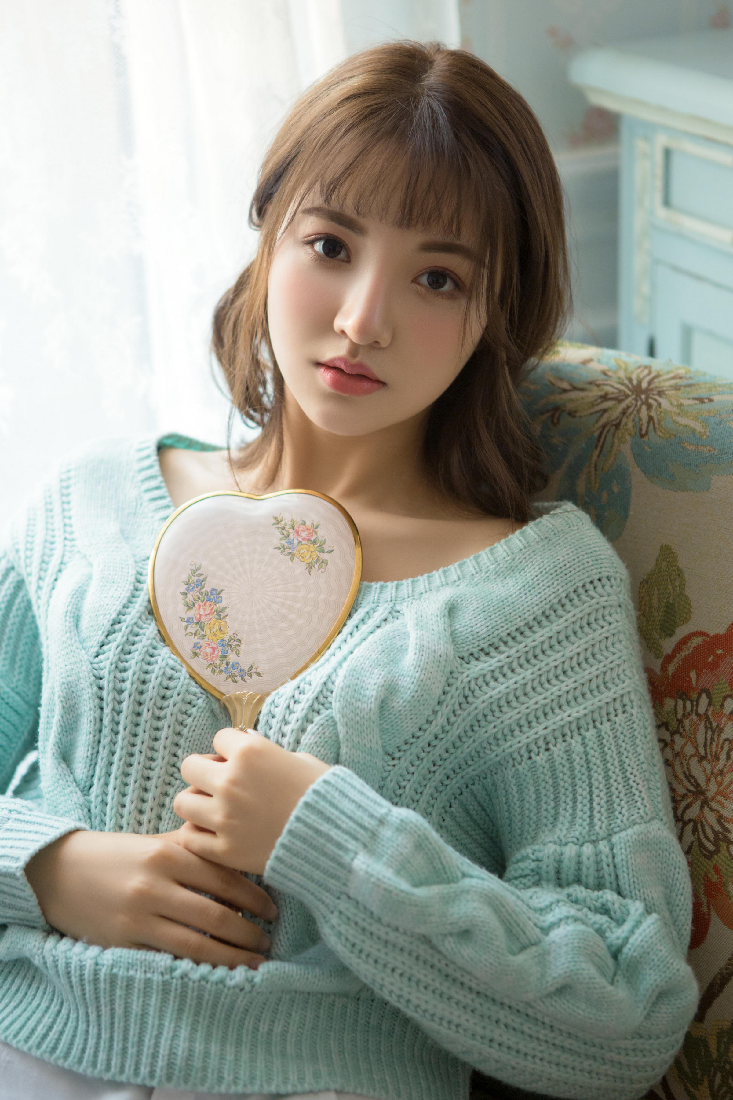 [YALAYI雅拉伊]2023.04.05 时光如沙 清纯少女镂空毛衣加白色短裤居家私房写真集第5张