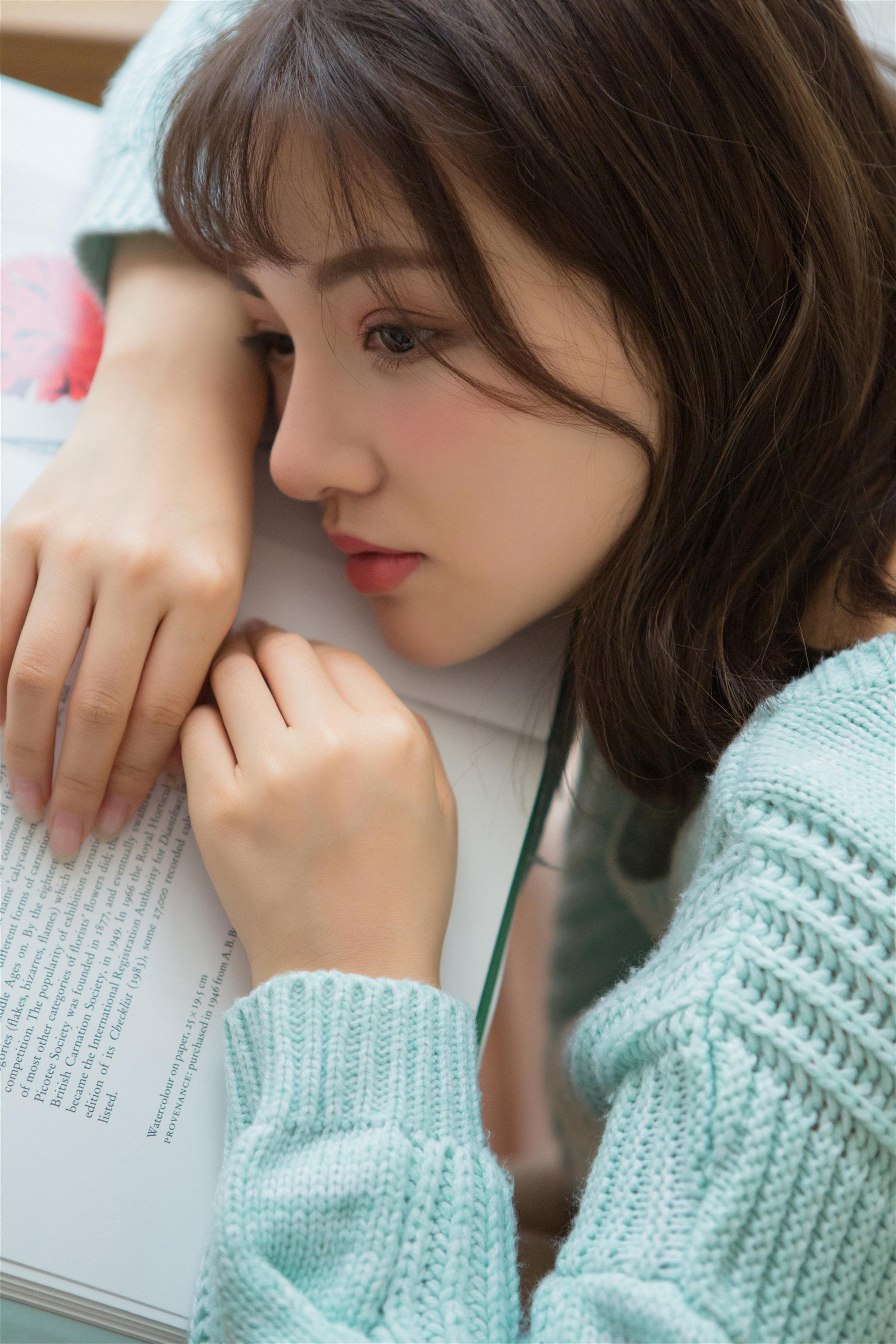 [YALAYI雅拉伊]2023.04.05 时光如沙 清纯少女镂空毛衣加白色短裤居家私房写真集第7张