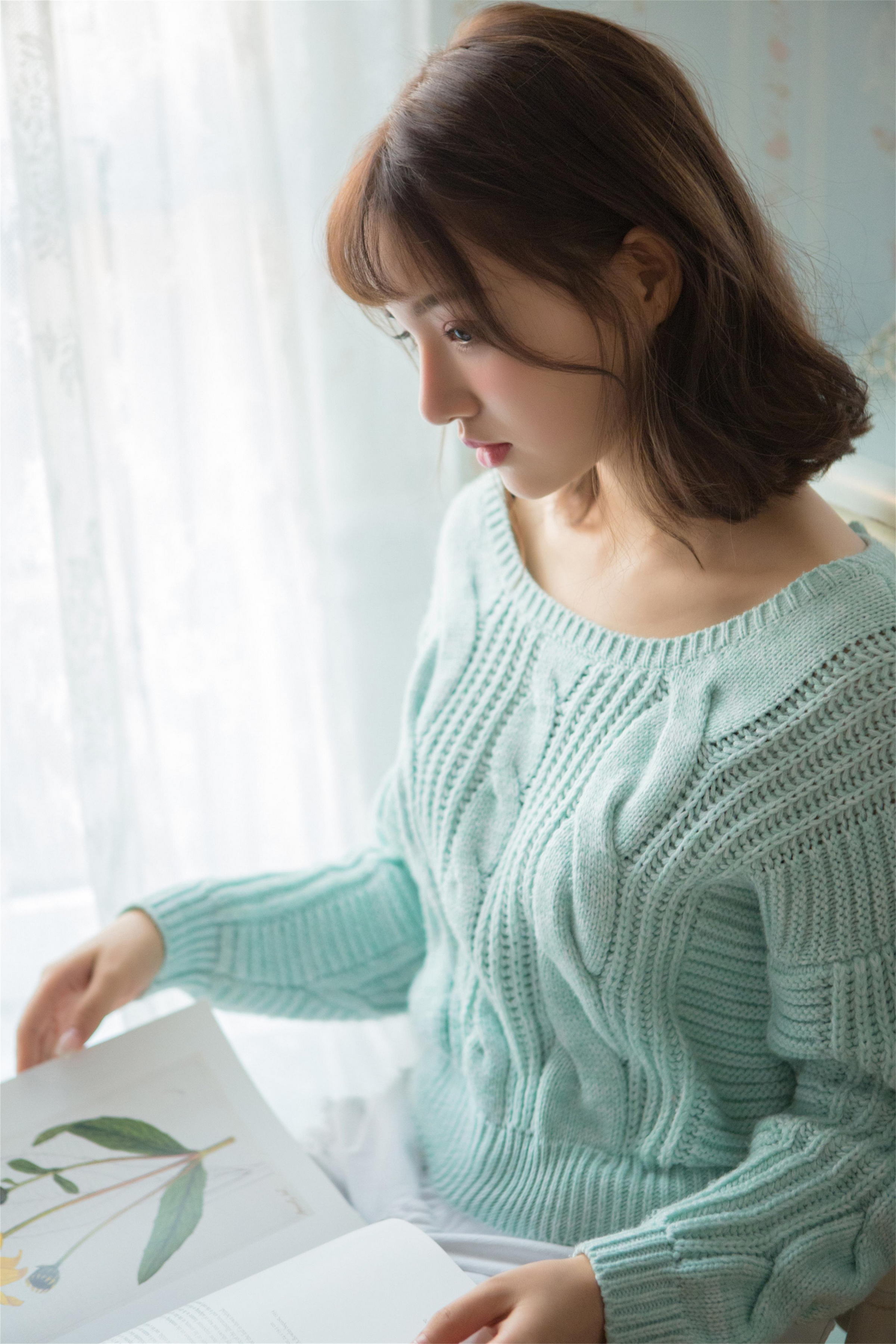 [YALAYI雅拉伊]2023.04.05 时光如沙 清纯少女镂空毛衣加白色短裤居家私房写真集第12张