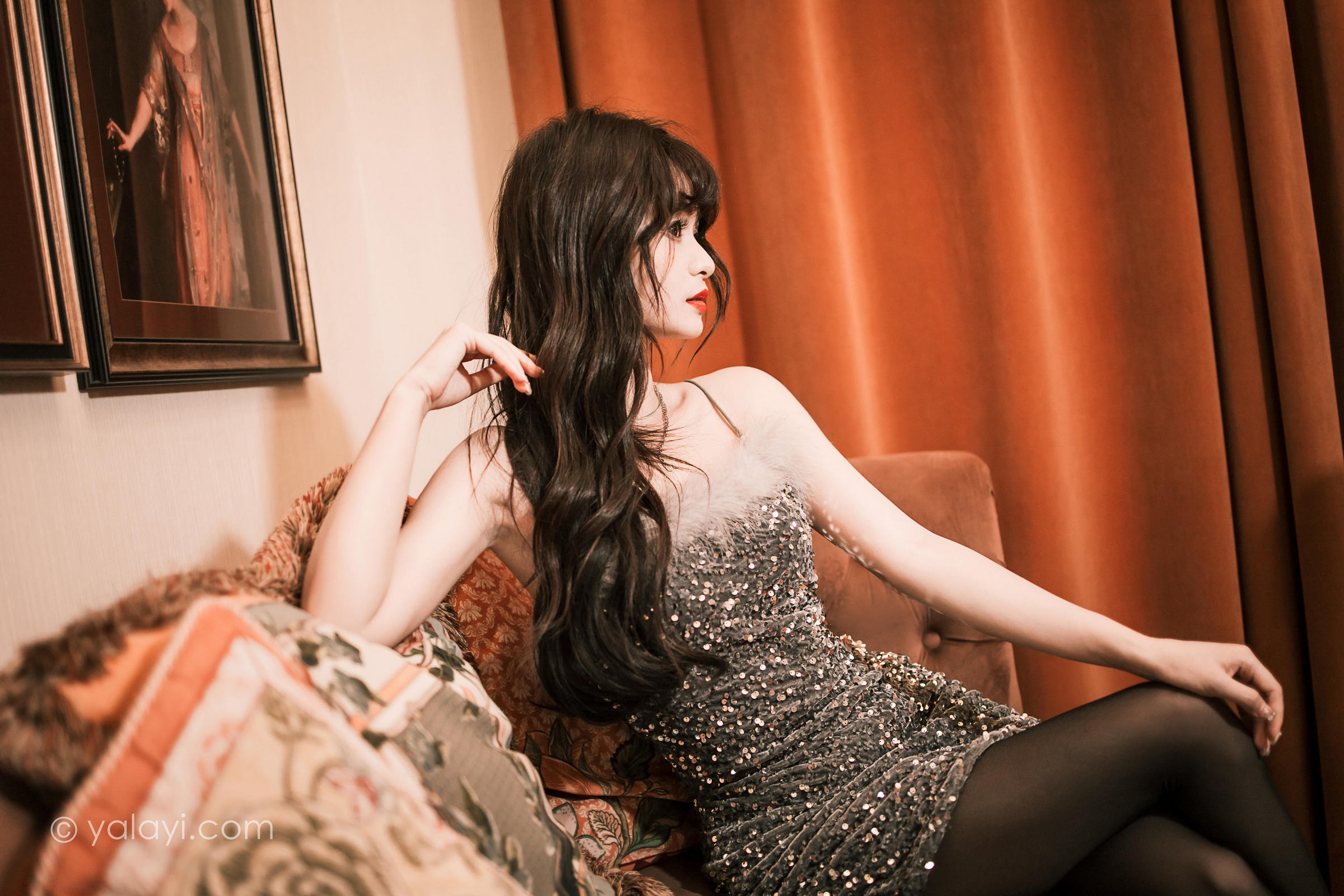 [YALAYI雅拉伊]2023.04.07 优雅的小黑裙 小亭 灰色抹胸礼服裙加黑丝美腿性感私房写真集第3张