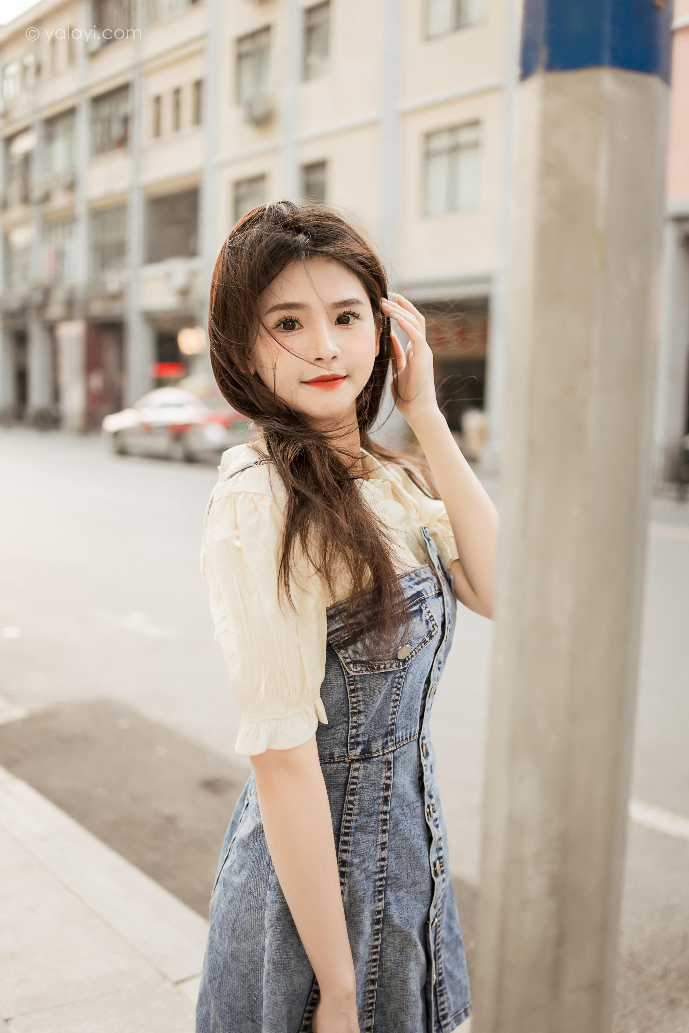 [YALAYI雅拉伊]2023.04.22 女神来我家 若婷 白色衬衫加灰色吊带牛仔裤清纯写真集第4张