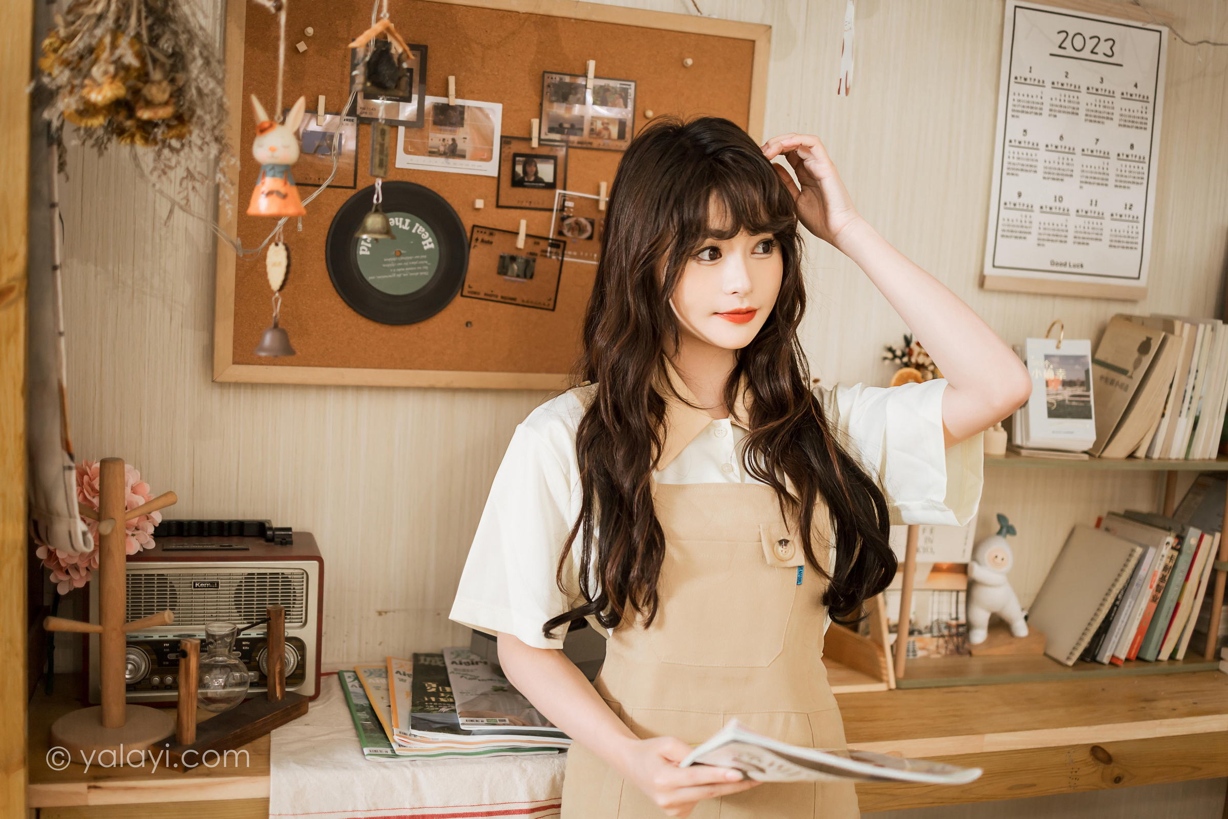 [YALAYI雅拉伊]2023.05.02 惬意的悠闲时光 小亭 白色衬衫与米色连衣裙居家清纯写真集第2张