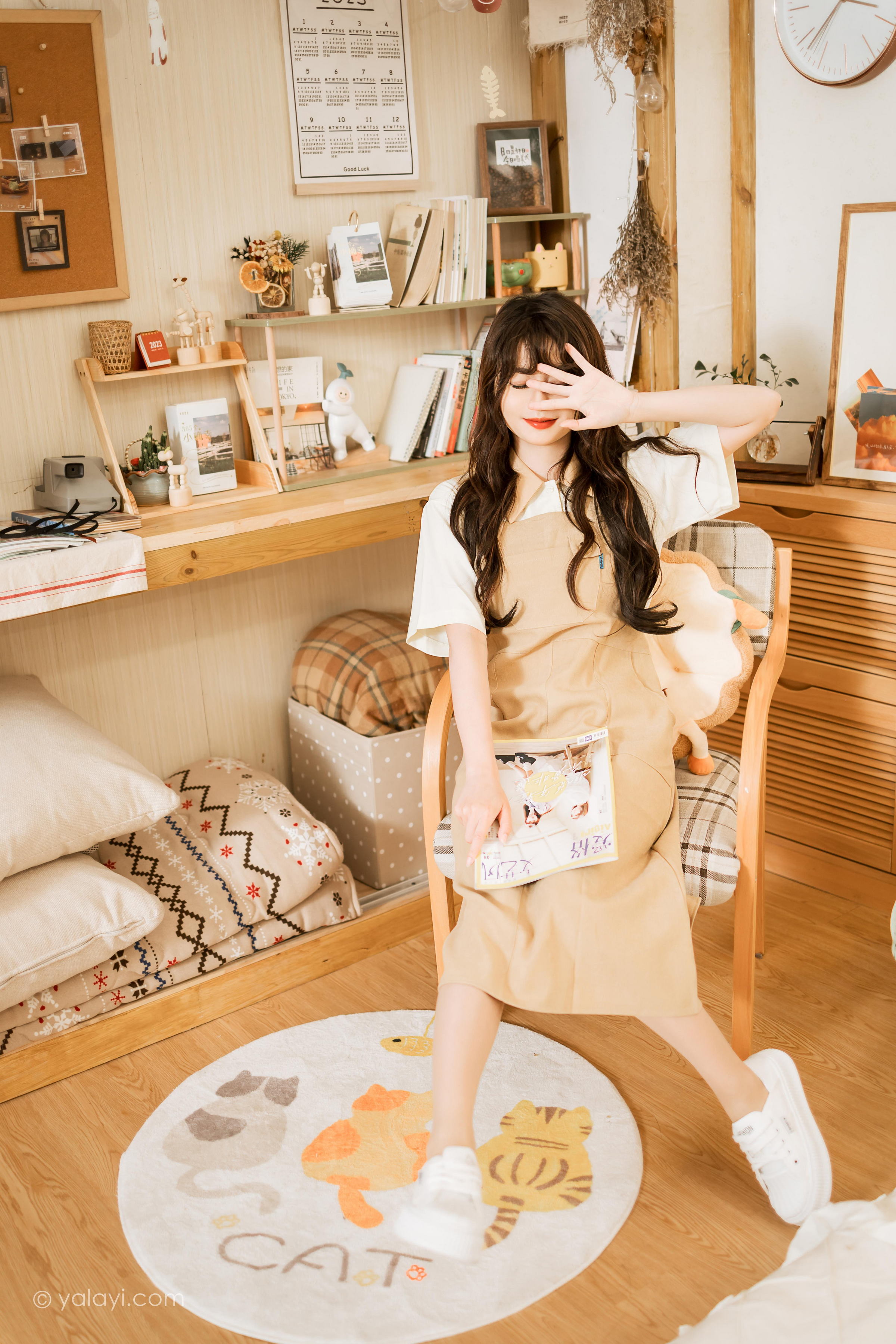 [YALAYI雅拉伊]2023.05.02 惬意的悠闲时光 小亭 白色衬衫与米色连衣裙居家清纯写真集第4张