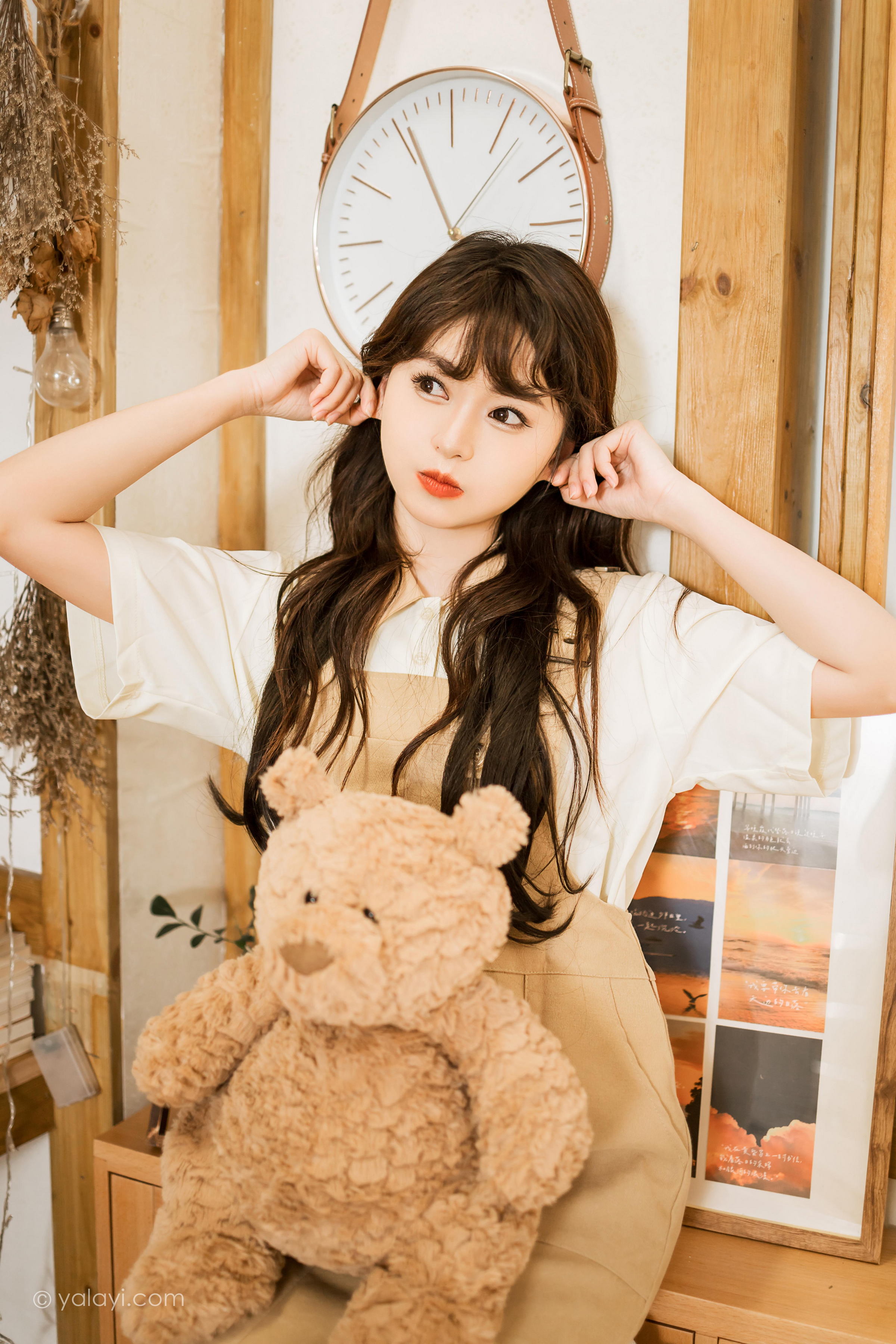 [YALAYI雅拉伊]2023.05.02 惬意的悠闲时光 小亭 白色衬衫与米色连衣裙居家清纯写真集第14张