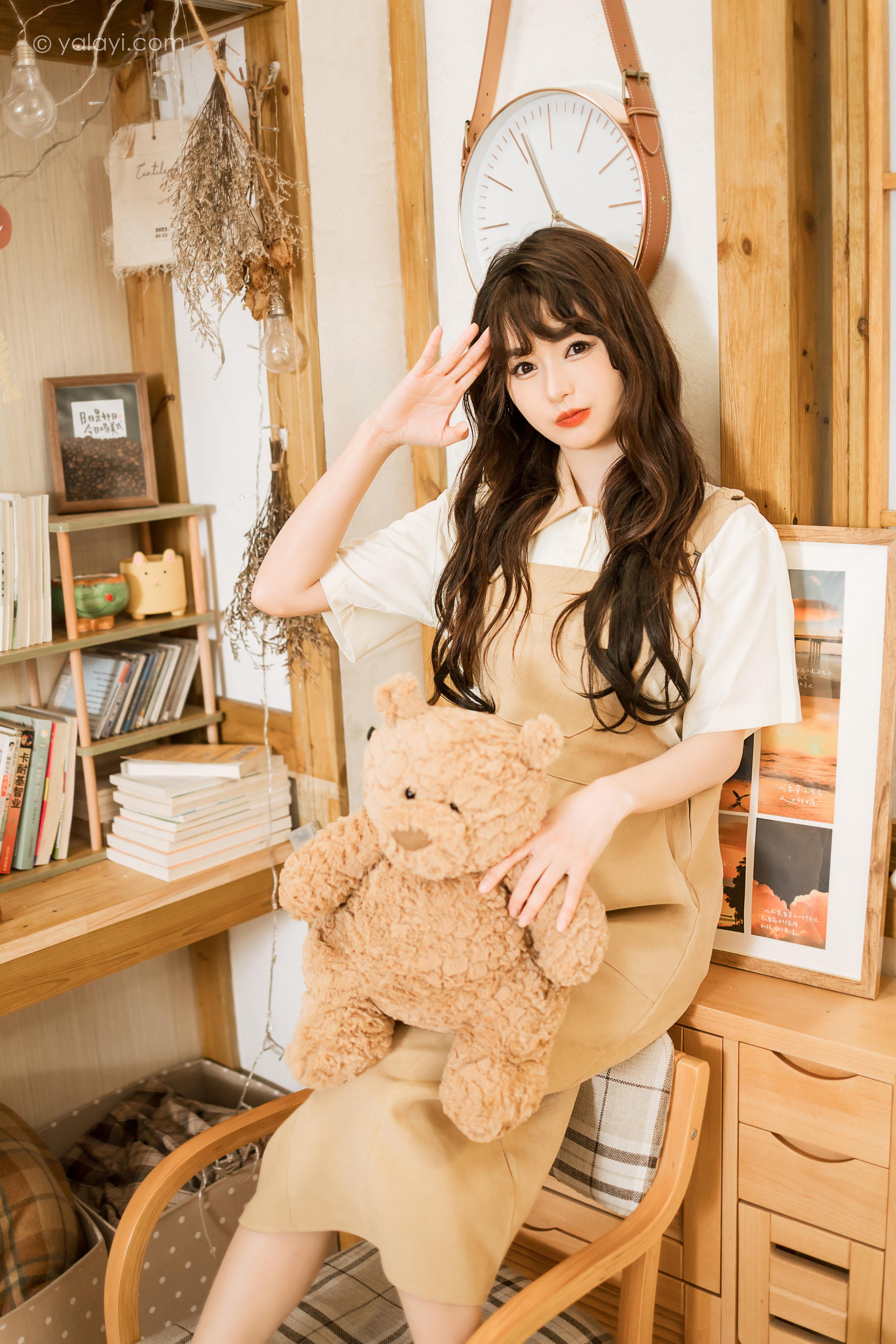 [YALAYI雅拉伊]2023.05.02 惬意的悠闲时光 小亭 白色衬衫与米色连衣裙居家清纯写真集第14张