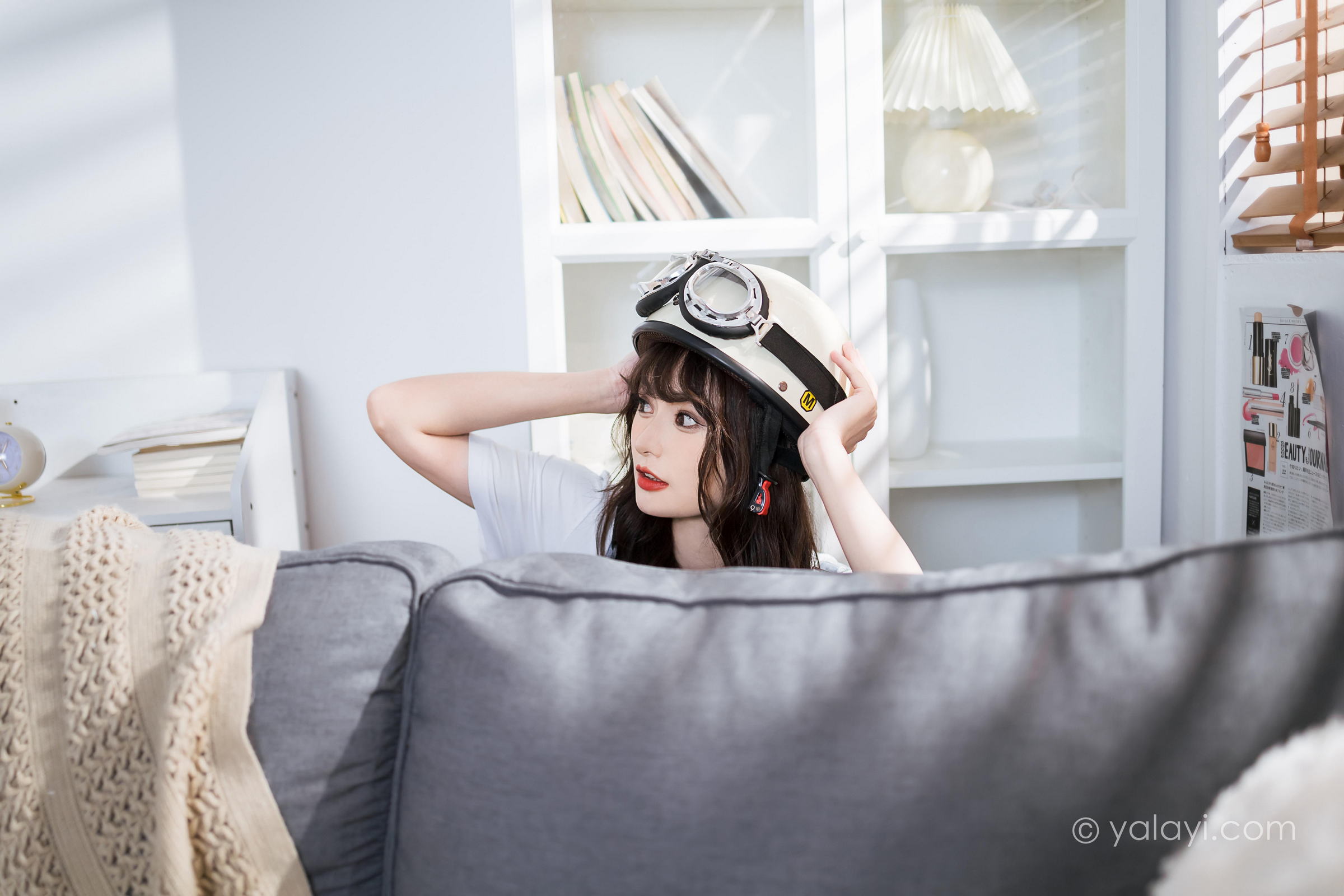 [YALAYI雅拉伊]2023.05.12 穿吊带牛仔裤的少女 小亭 白色短袖加牛仔短裤性感私房写真集第11张