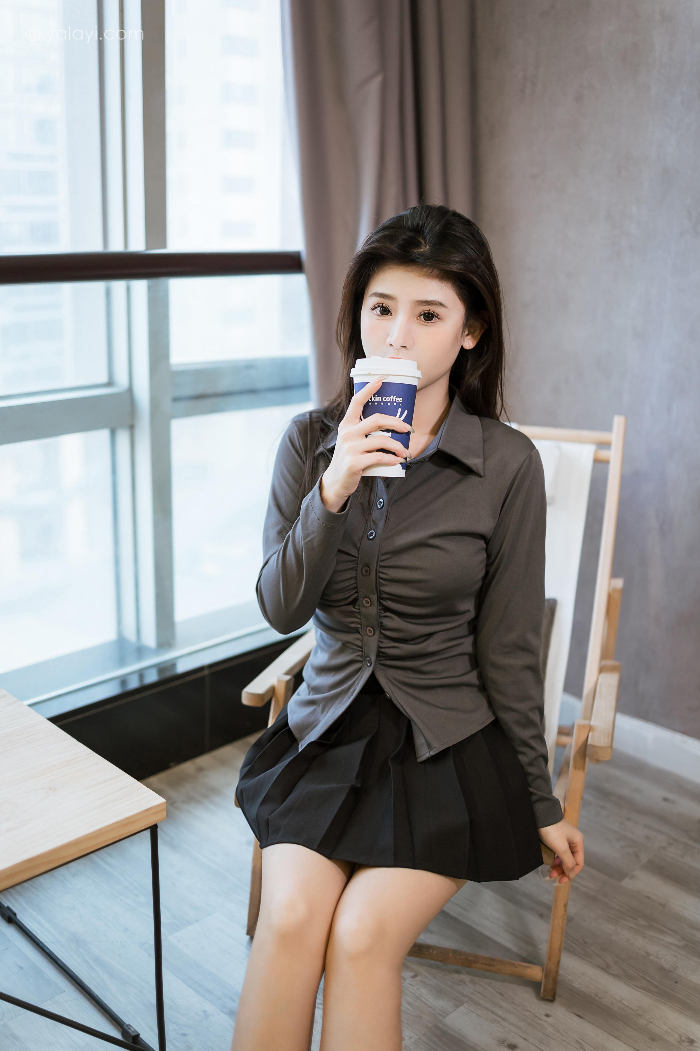 [YALAYI雅拉伊]2023.05.17 好看的人都像你 若婷 灰色衬衫加黑色短裙性感私房写真集第5张