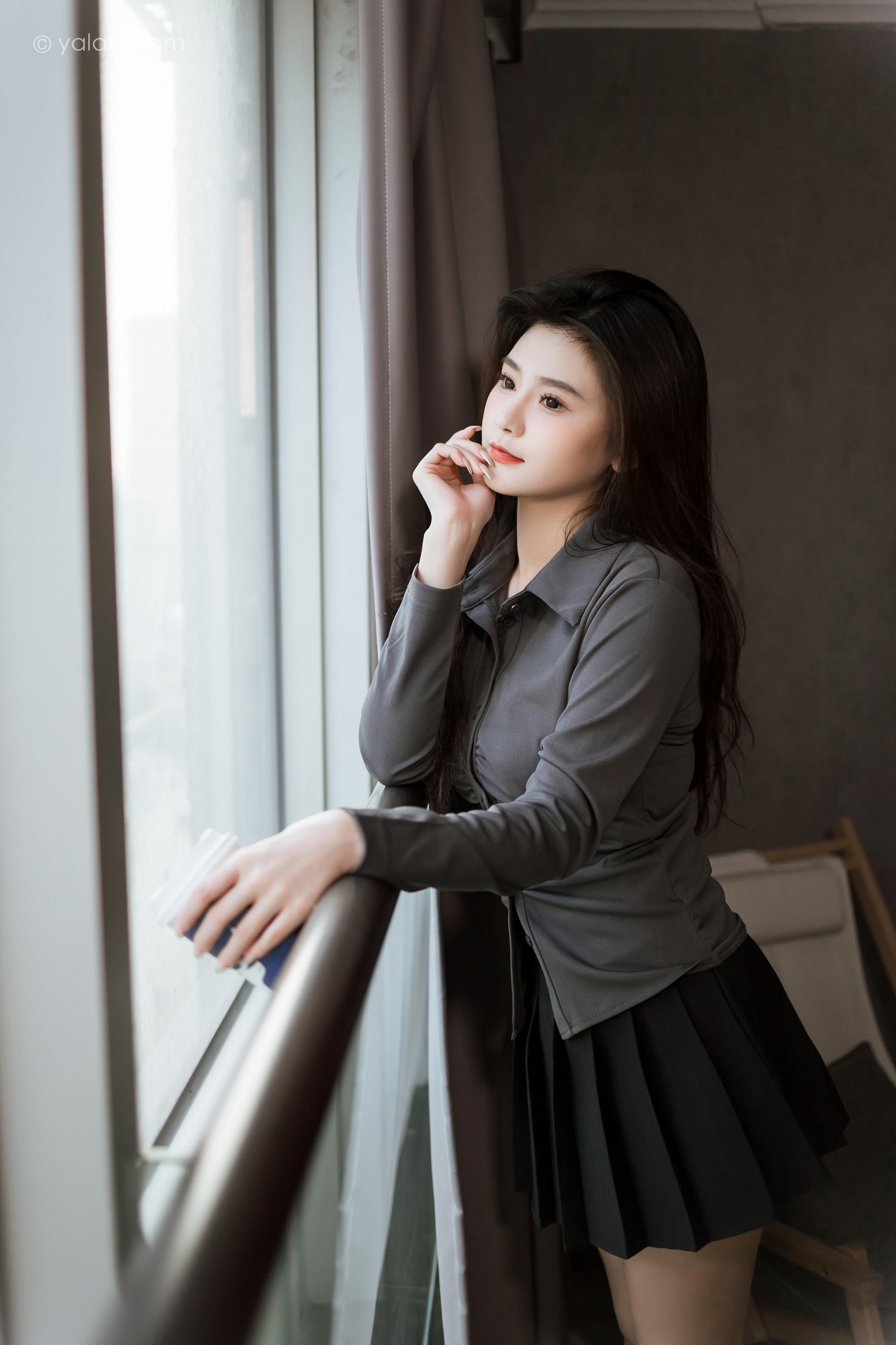 [YALAYI雅拉伊]2023.05.17 好看的人都像你 若婷 灰色衬衫加黑色短裙性感私房写真集第10张