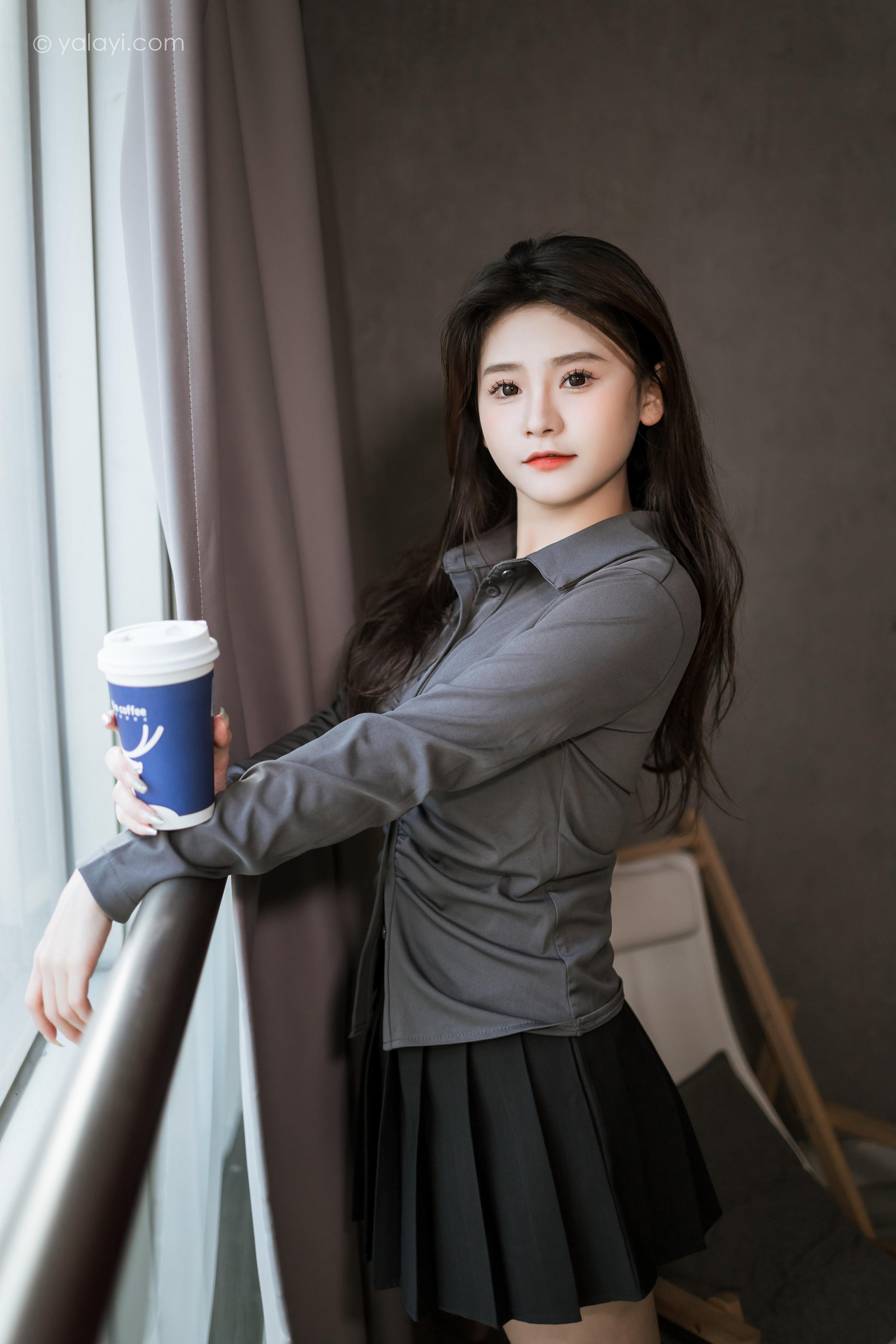 [YALAYI雅拉伊]2023.05.17 好看的人都像你 若婷 灰色衬衫加黑色短裙性感私房写真集第9张