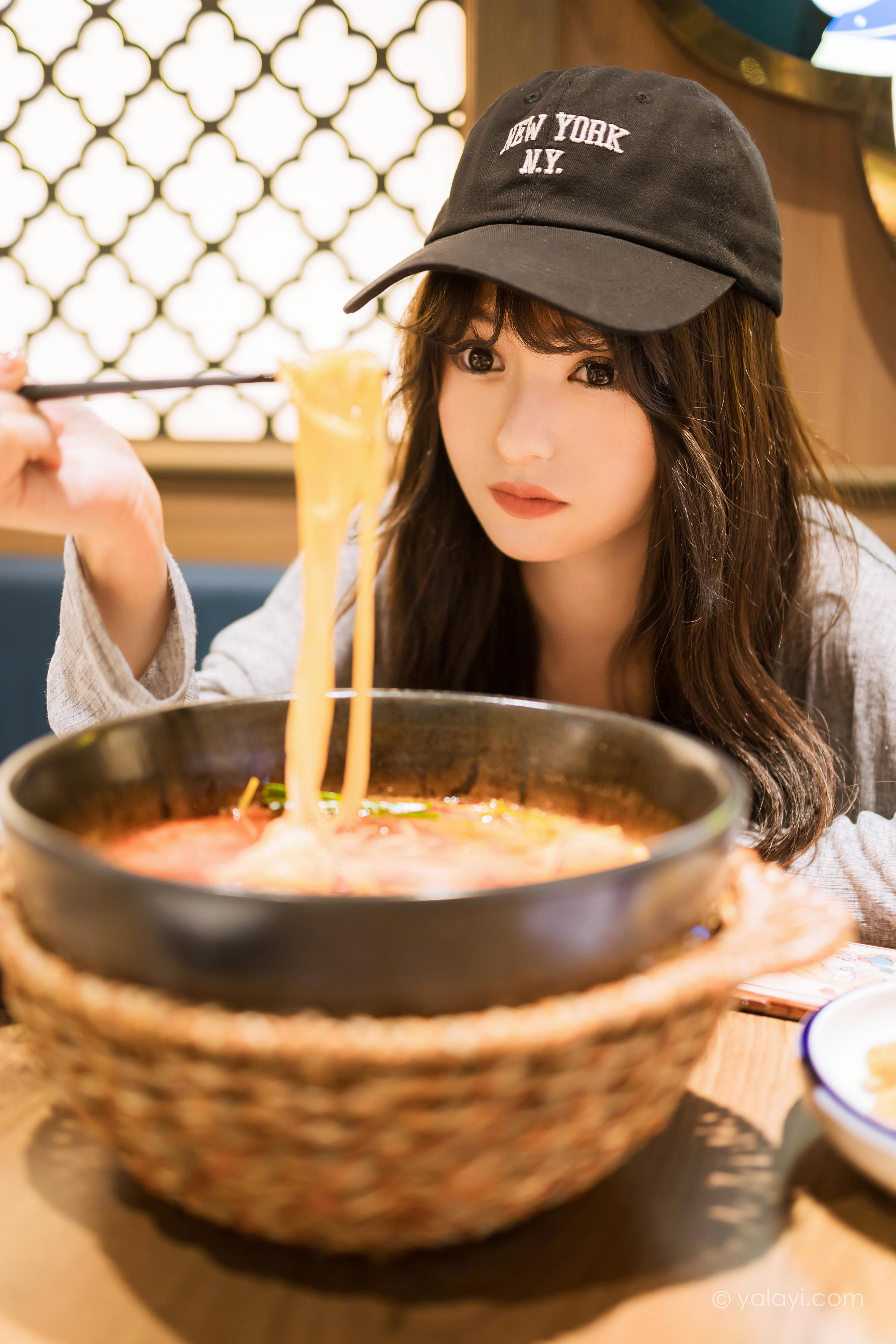 [YALAYI雅拉伊]2023.05.29 与你逛逛街 小亭 黑色背心加橙色短裤清纯写真集第14张