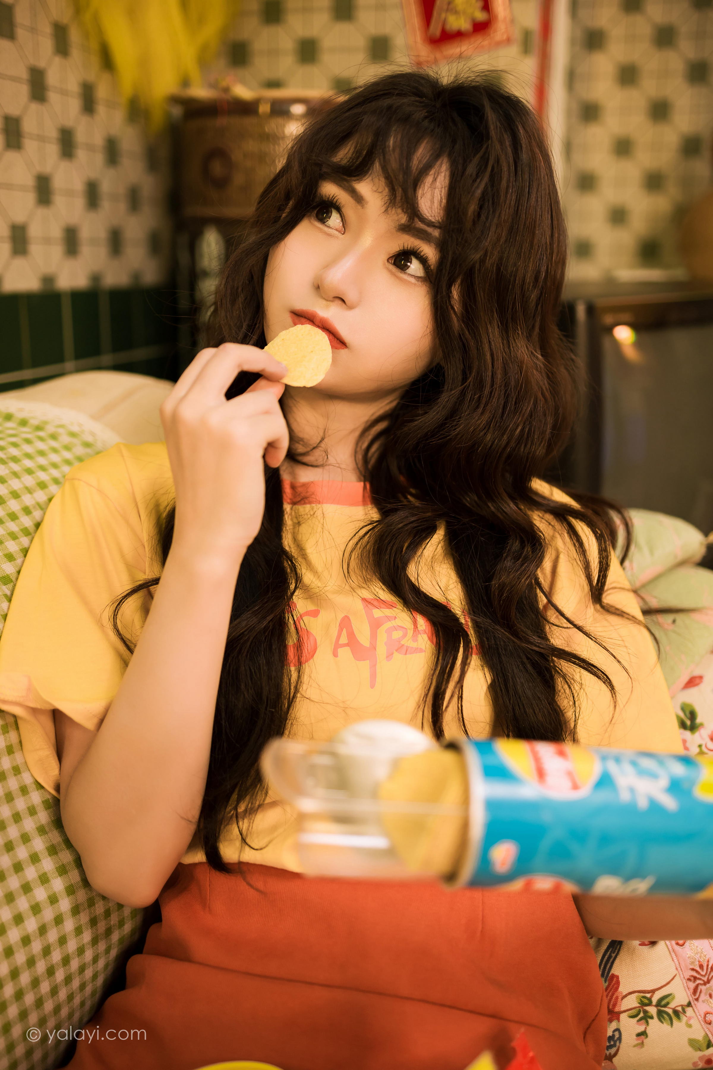 [YALAYI雅拉伊]2023.06.05 曾经的深爱 小亭 黄色短袖加红色短裙清纯私房写真集第5张