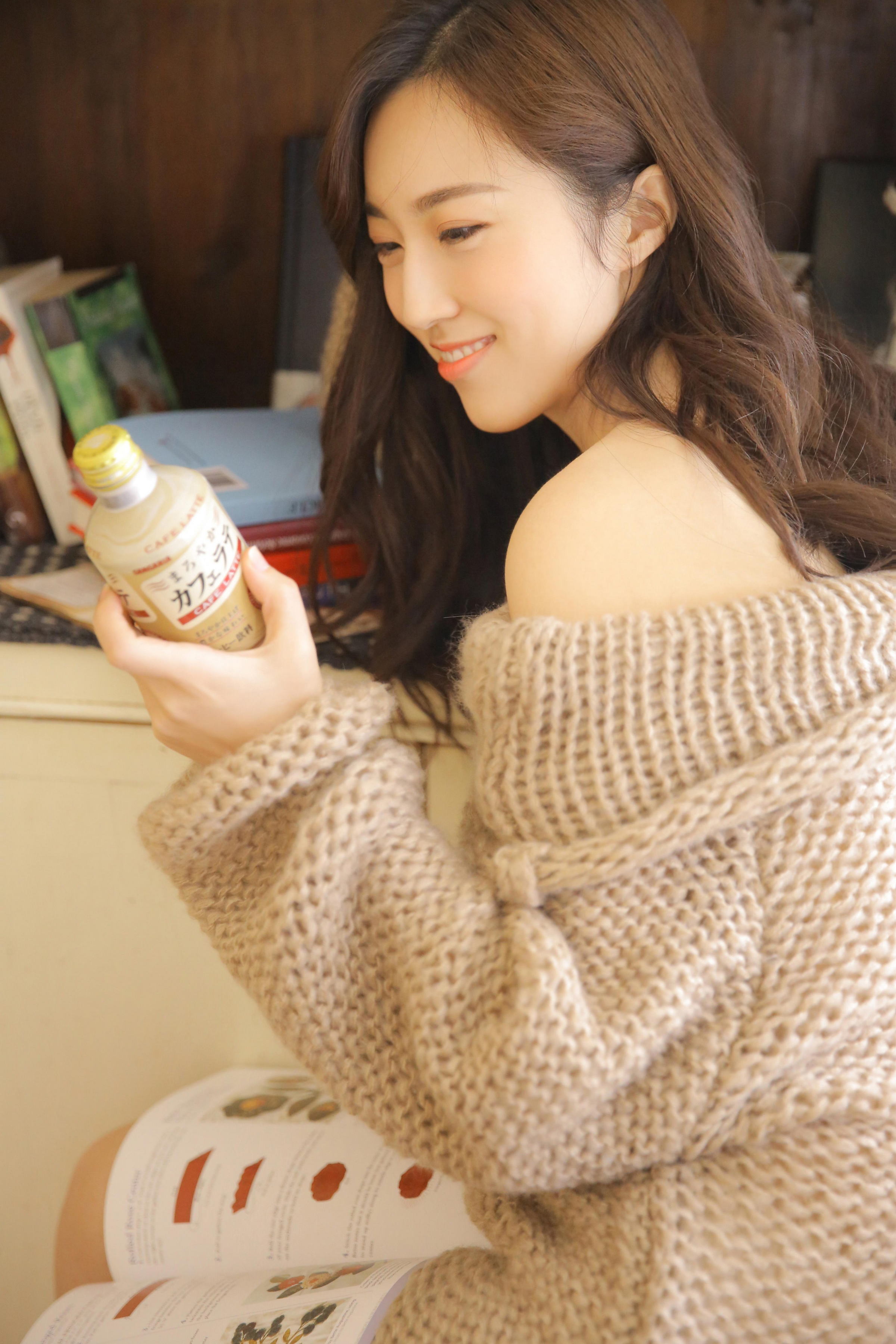 [YALAYI雅拉伊]2023.06.16 软谈丽语 居家清纯少女 黄色镂空毛衣加白色短裤与粉色透视连衣裙性感写真集第3张