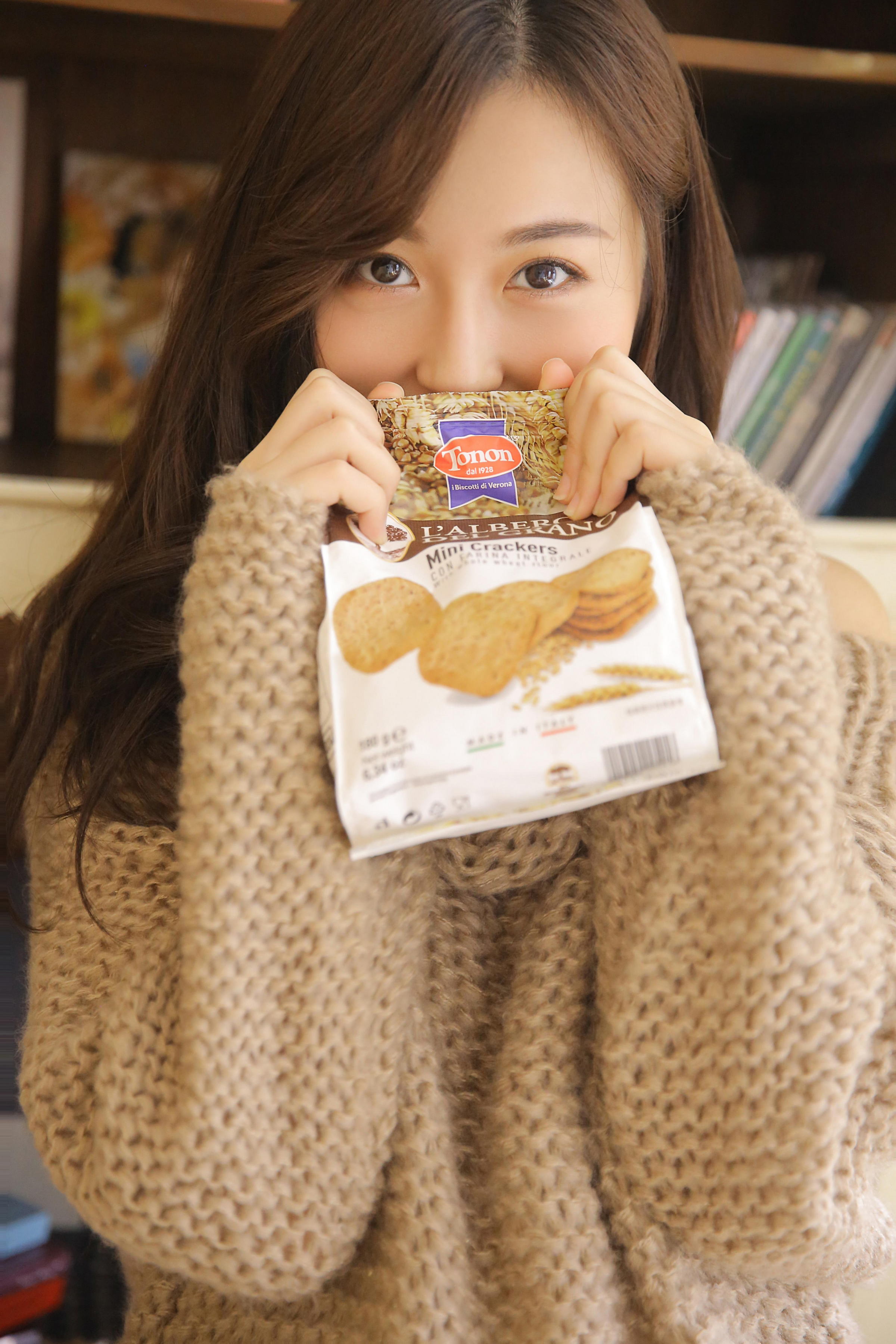 [YALAYI雅拉伊]2023.06.16 软谈丽语 居家清纯少女 黄色镂空毛衣加白色短裤与粉色透视连衣裙性感写真集第5张