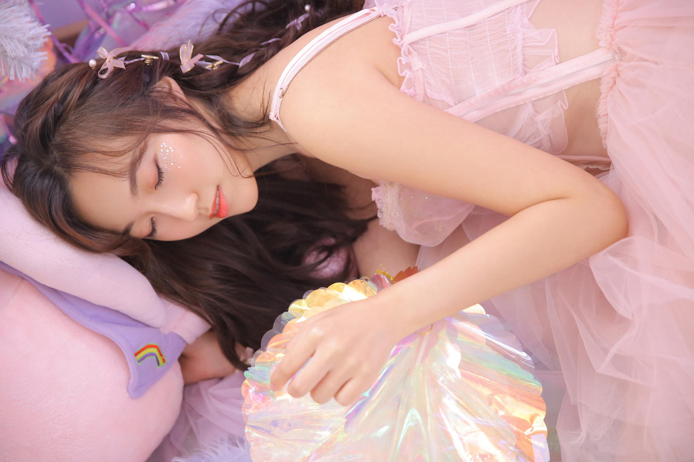 [YALAYI雅拉伊]2023.06.16 软谈丽语 居家清纯少女 黄色镂空毛衣加白色短裤与粉色透视连衣裙性感写真集第8张