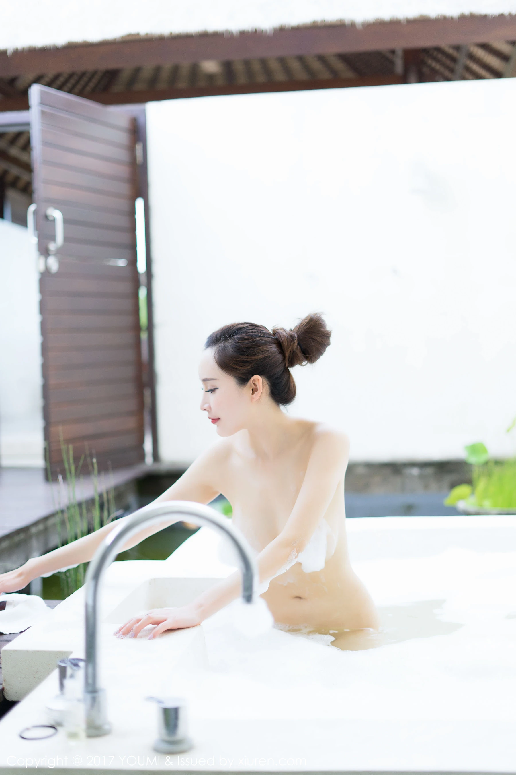 土肥圆矮挫穷《高叉礼服与泡泡浴系列》 尤蜜荟YouMi Vol.049第5张